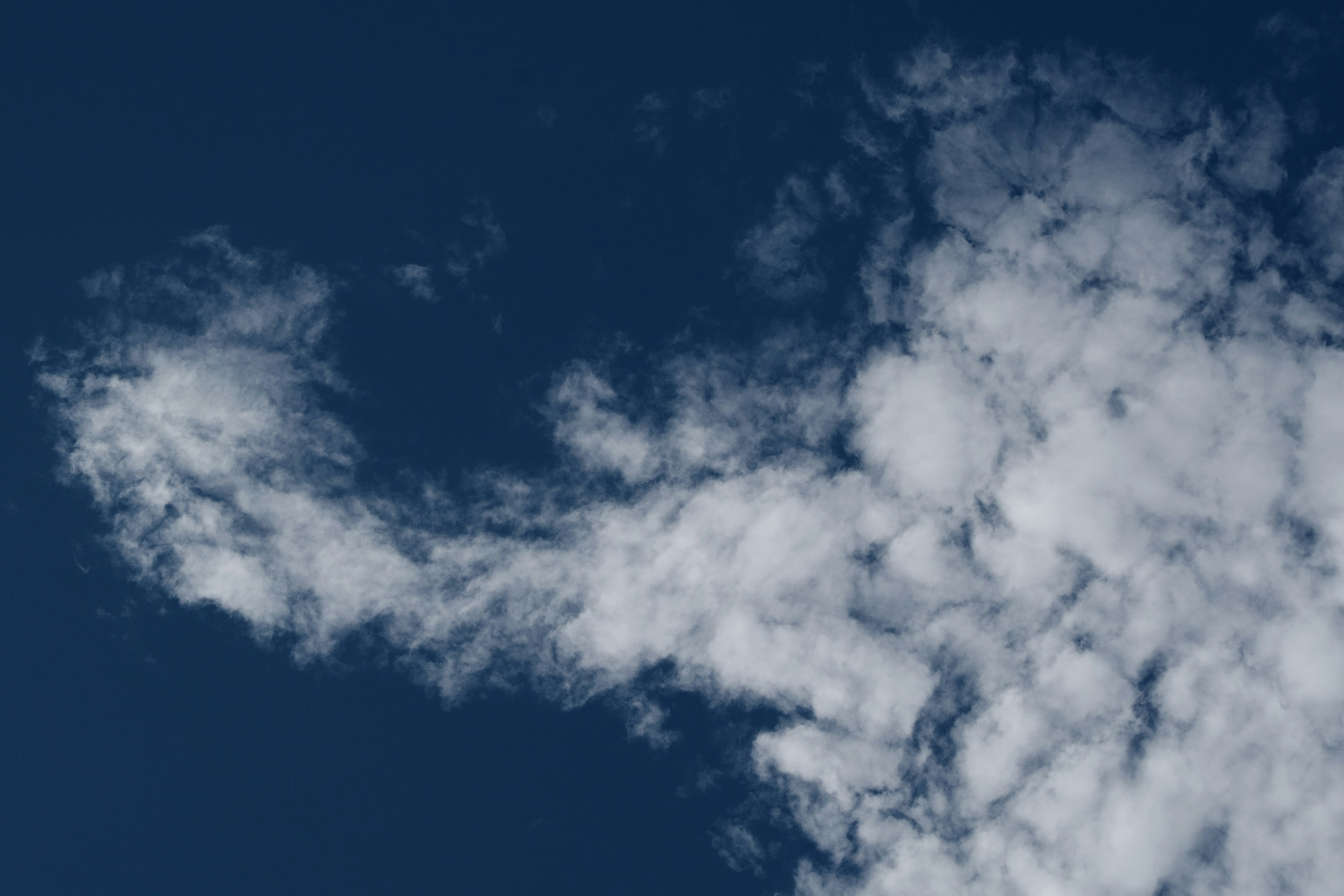 Weiße Wolken in einem blauen Himmel