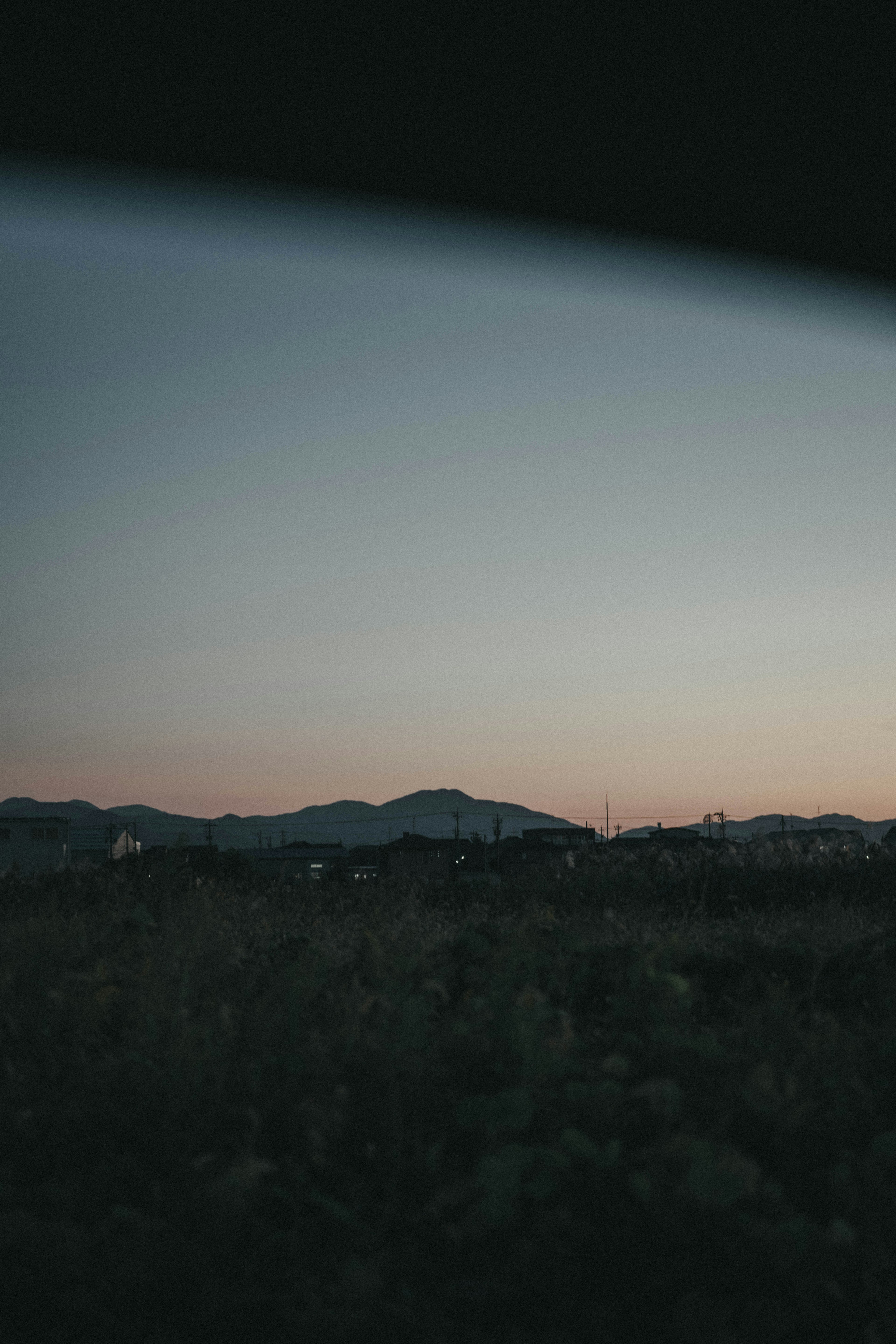 夕暮れの山の景色と草原のシルエット