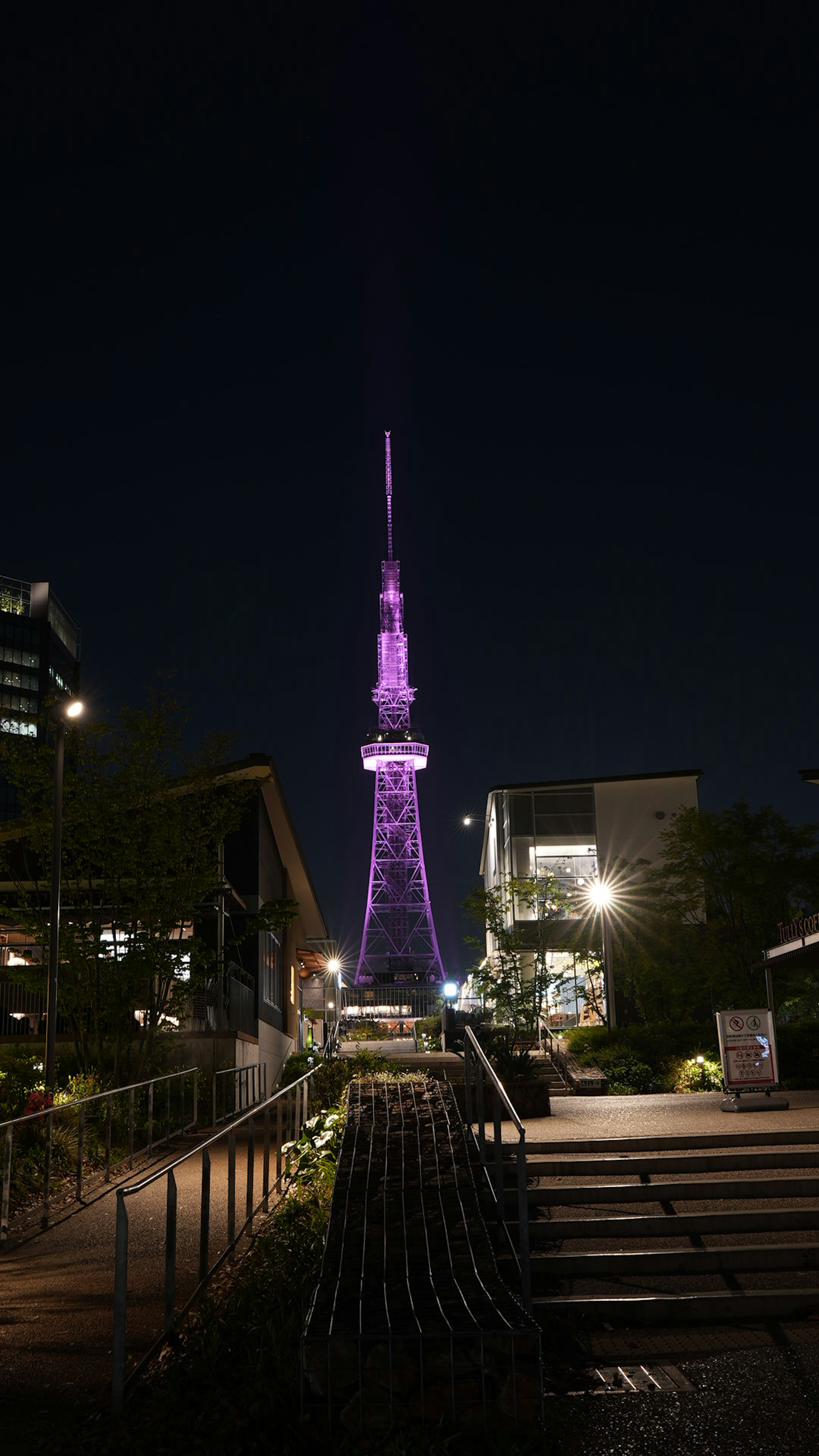 夜の東京スカイツリーが紫色にライトアップされている