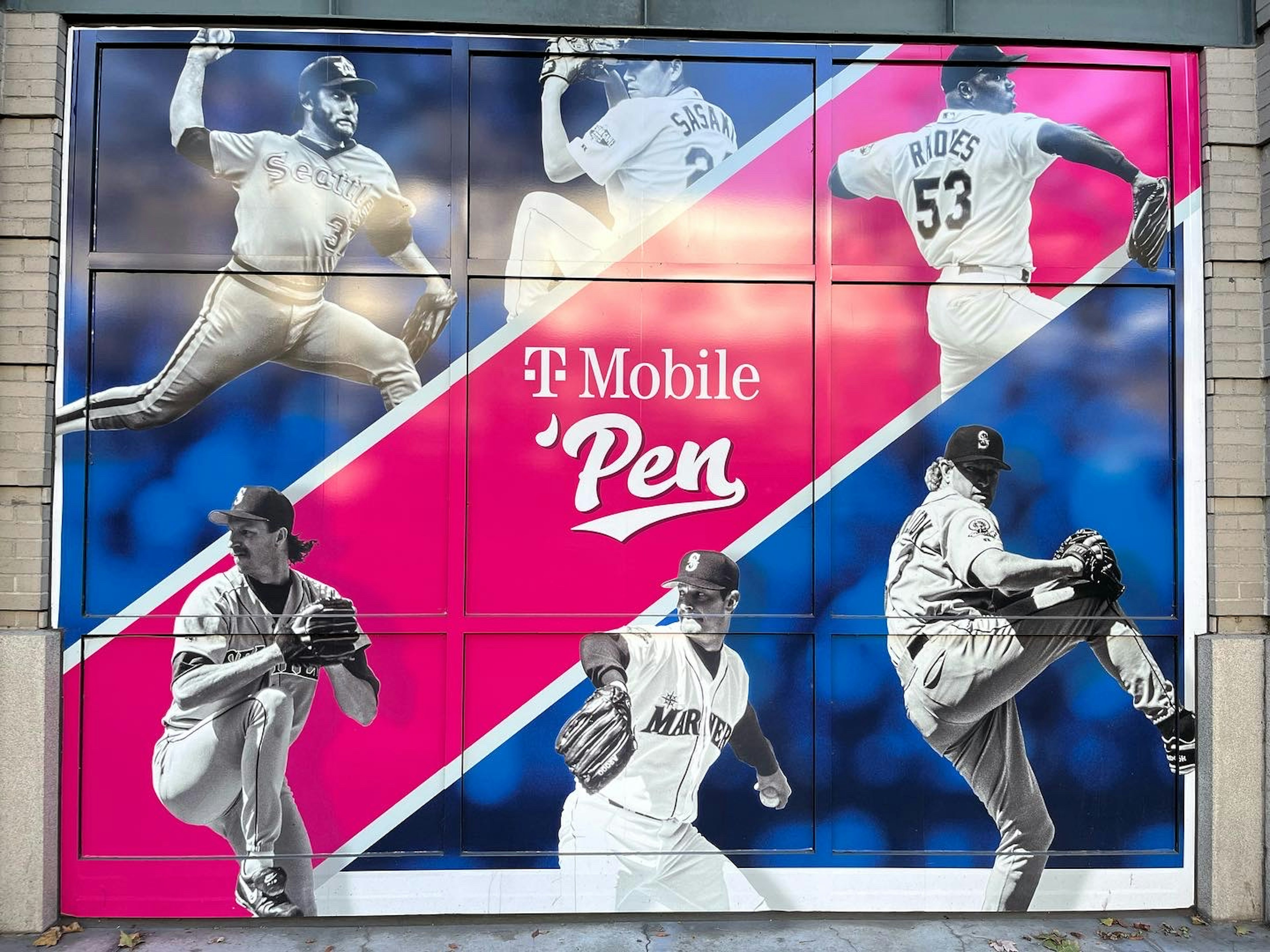 Mur de joueurs de baseball avec logo T-Mobile sur une porte de garage