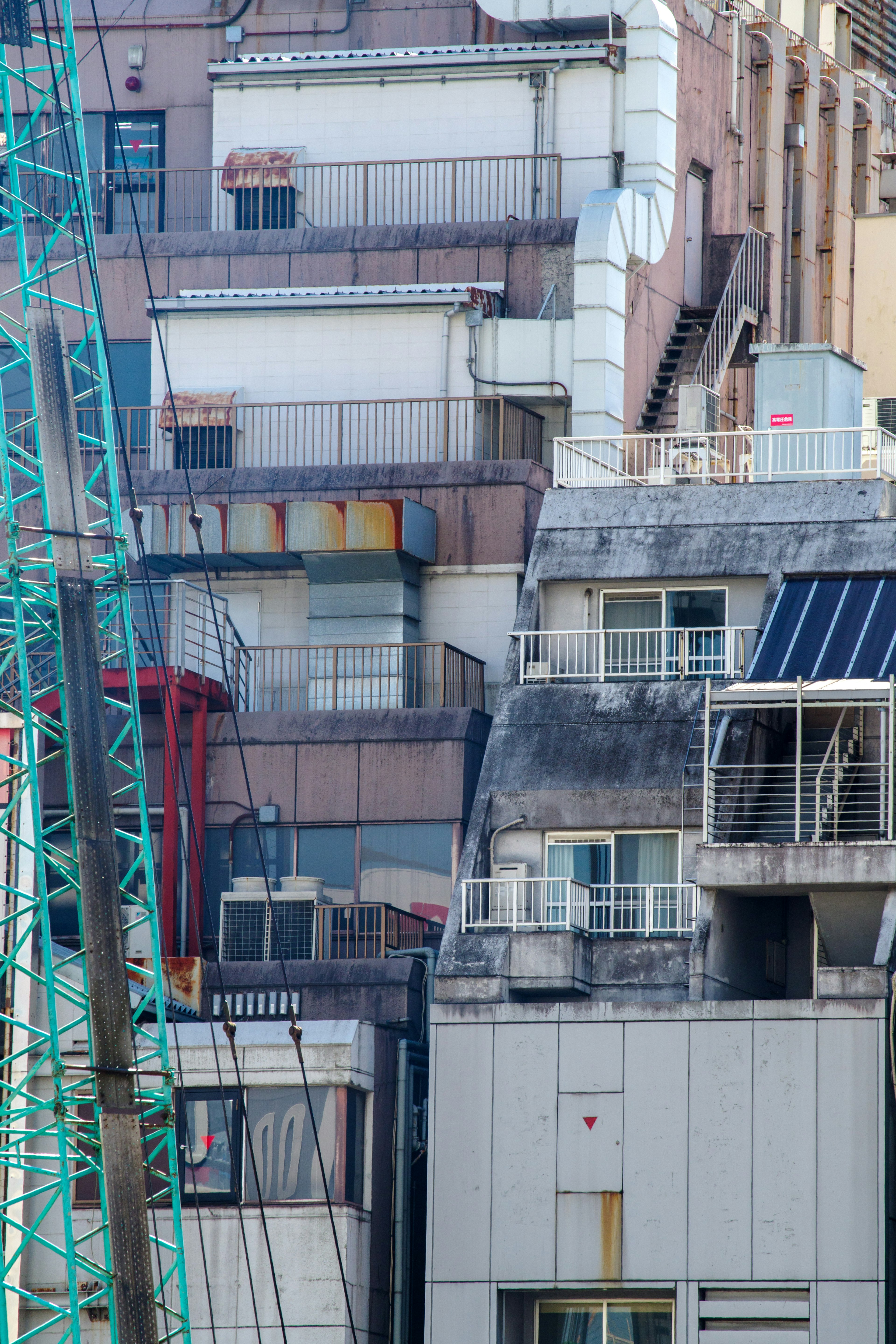 Paysage urbain avec des façades de bâtiments superposées