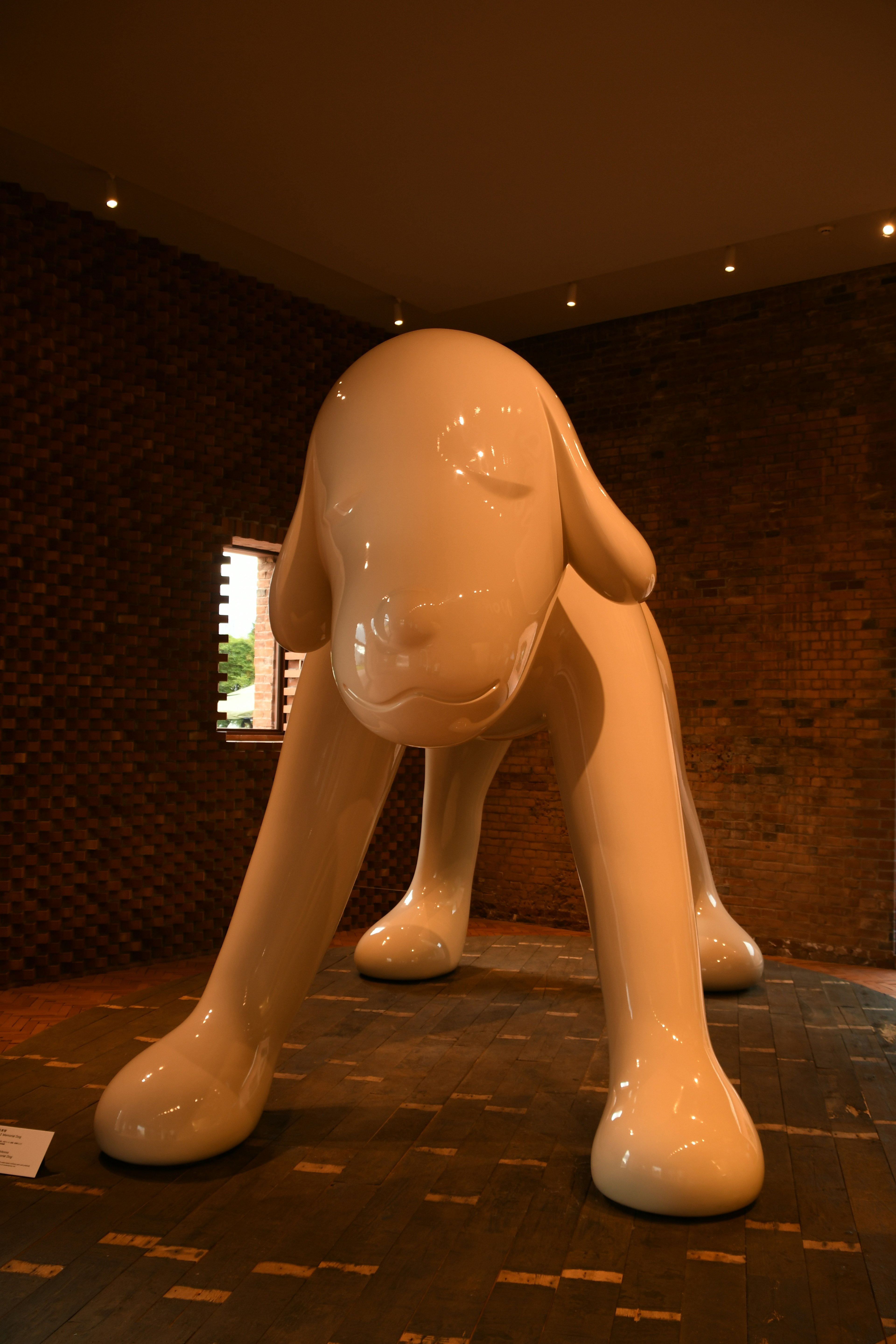 Gran escultura de perro blanco ubicada en el interior