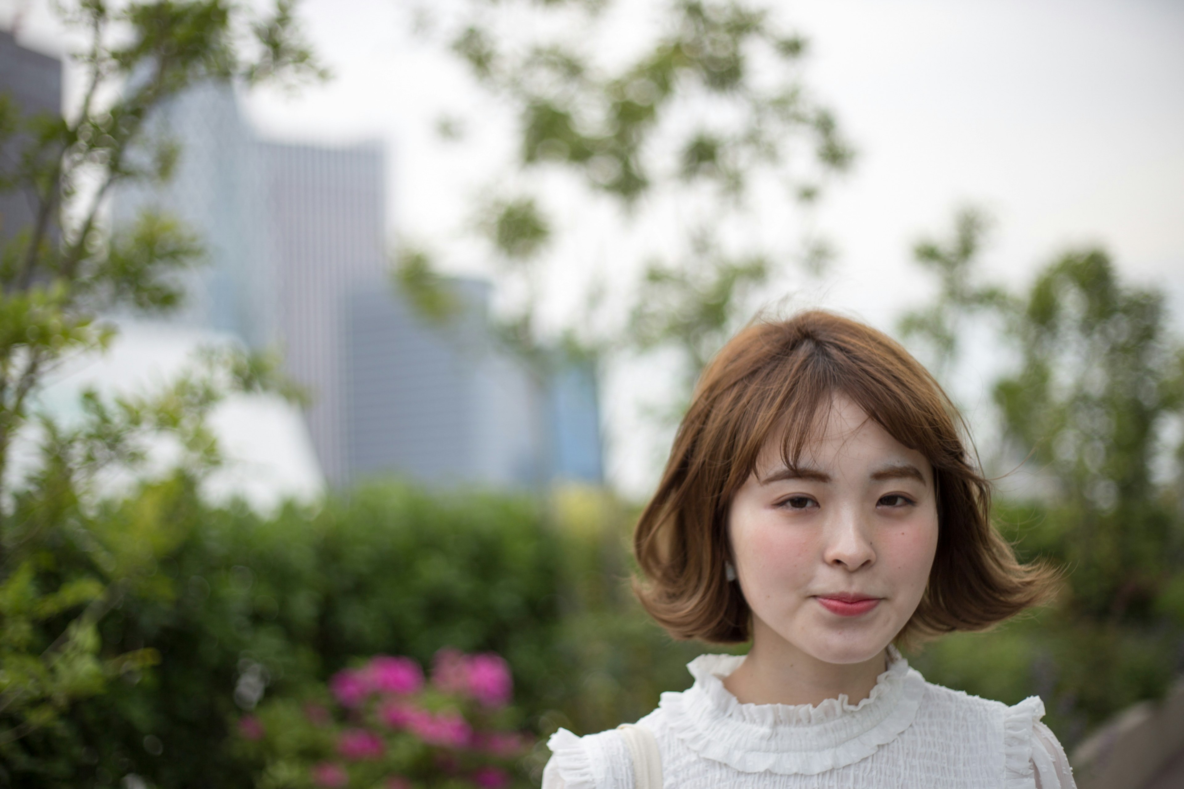 Portrait d'une jeune femme devant un arrière-plan vert