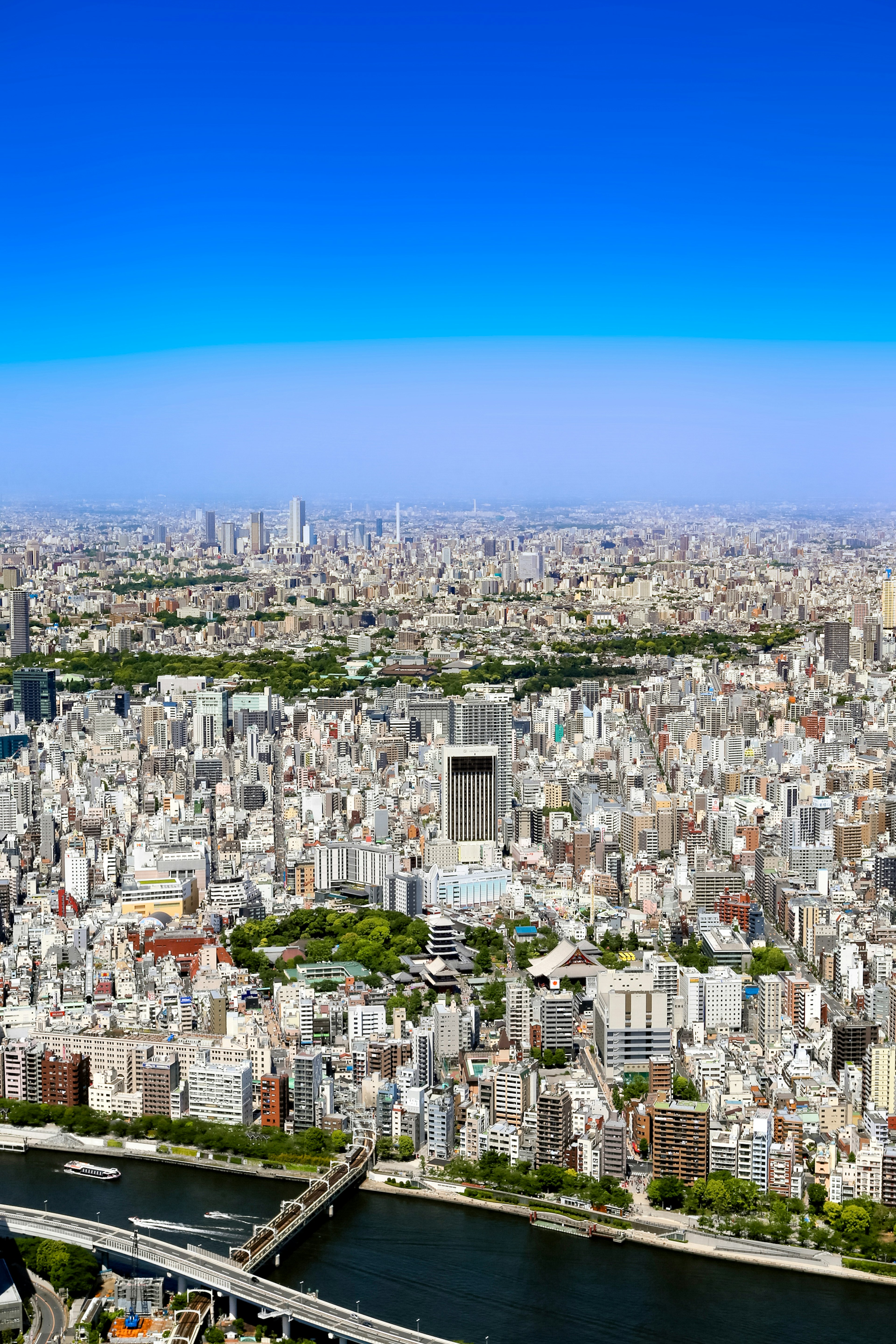 Vista aérea de Tokio mostrando rascacielos y cielo azul claro