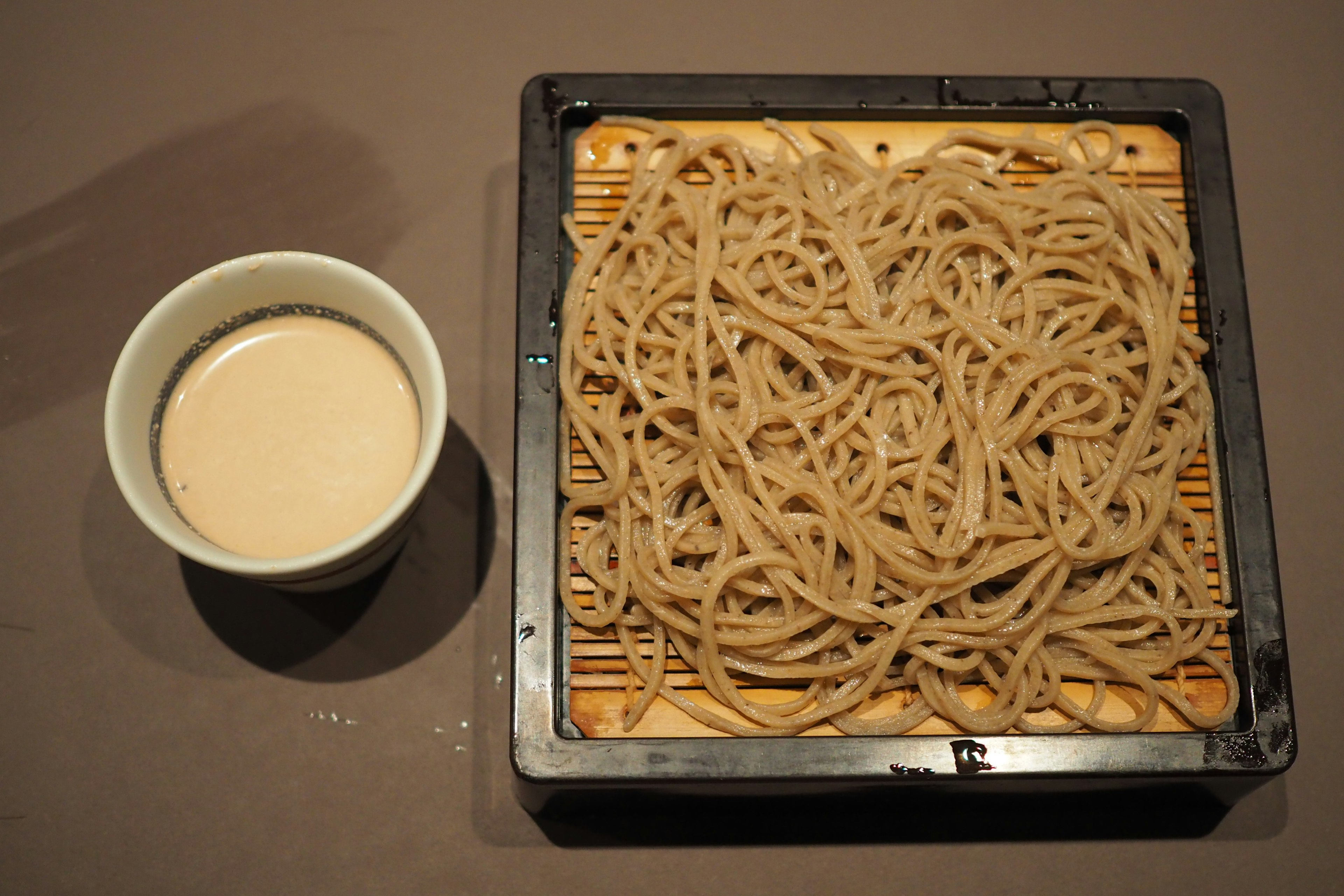 Soba froid servi avec une sauce à tremper