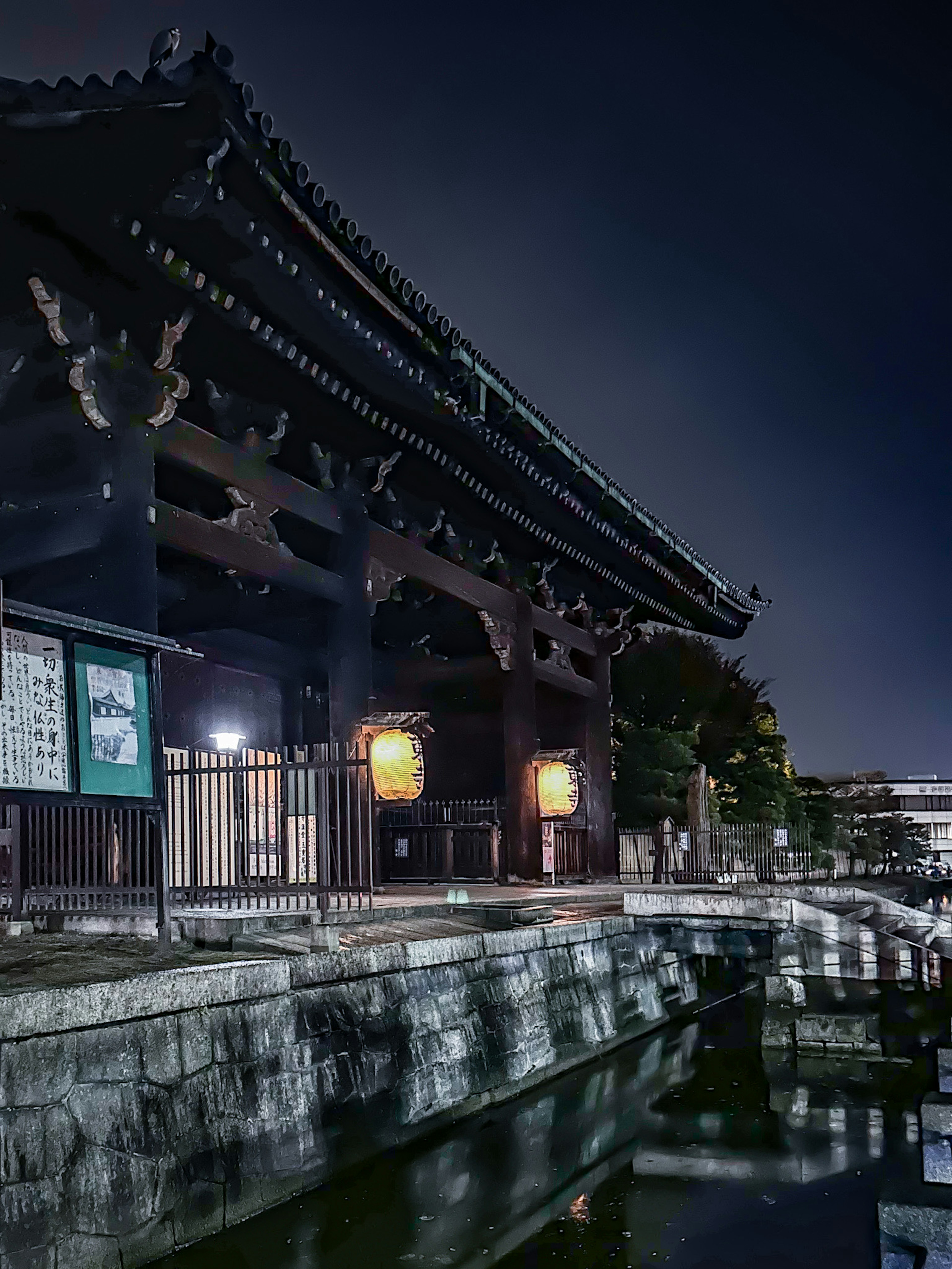 夜の寺院の門と静かな水面の景色