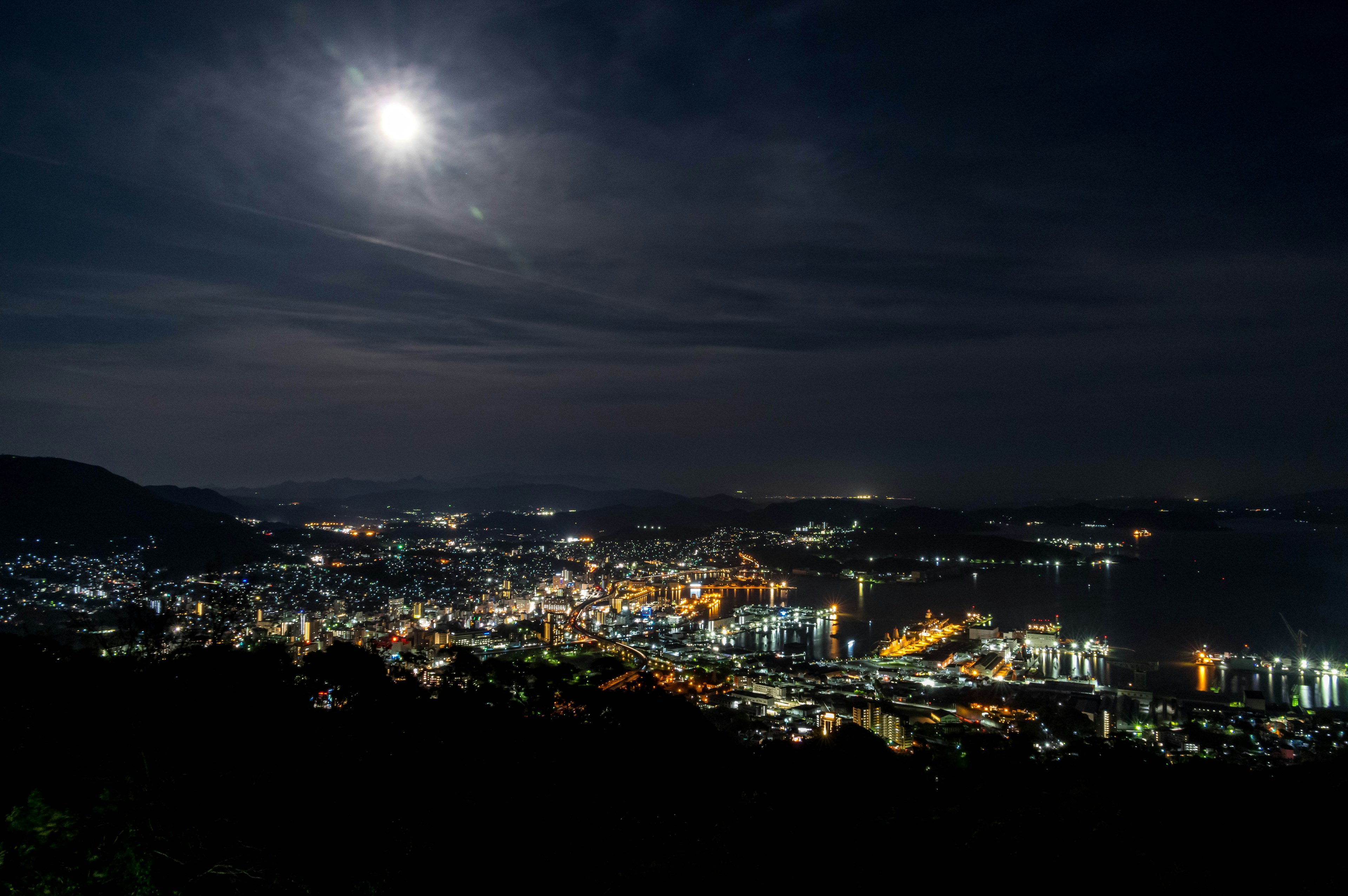 夜景の都市風景月明かりが照らす