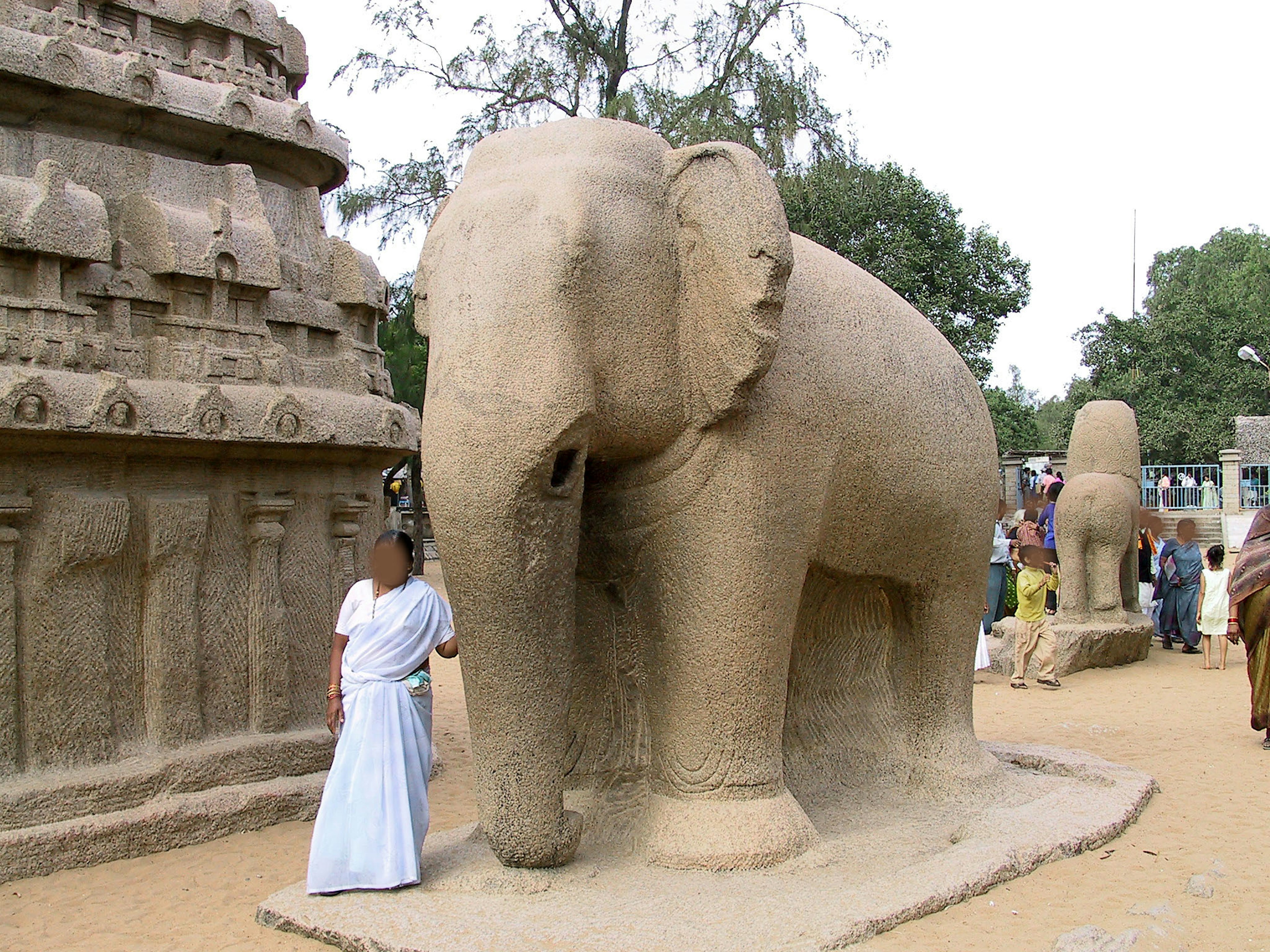 Sculpture d'éléphant en pierre avec un ancien temple en arrière-plan