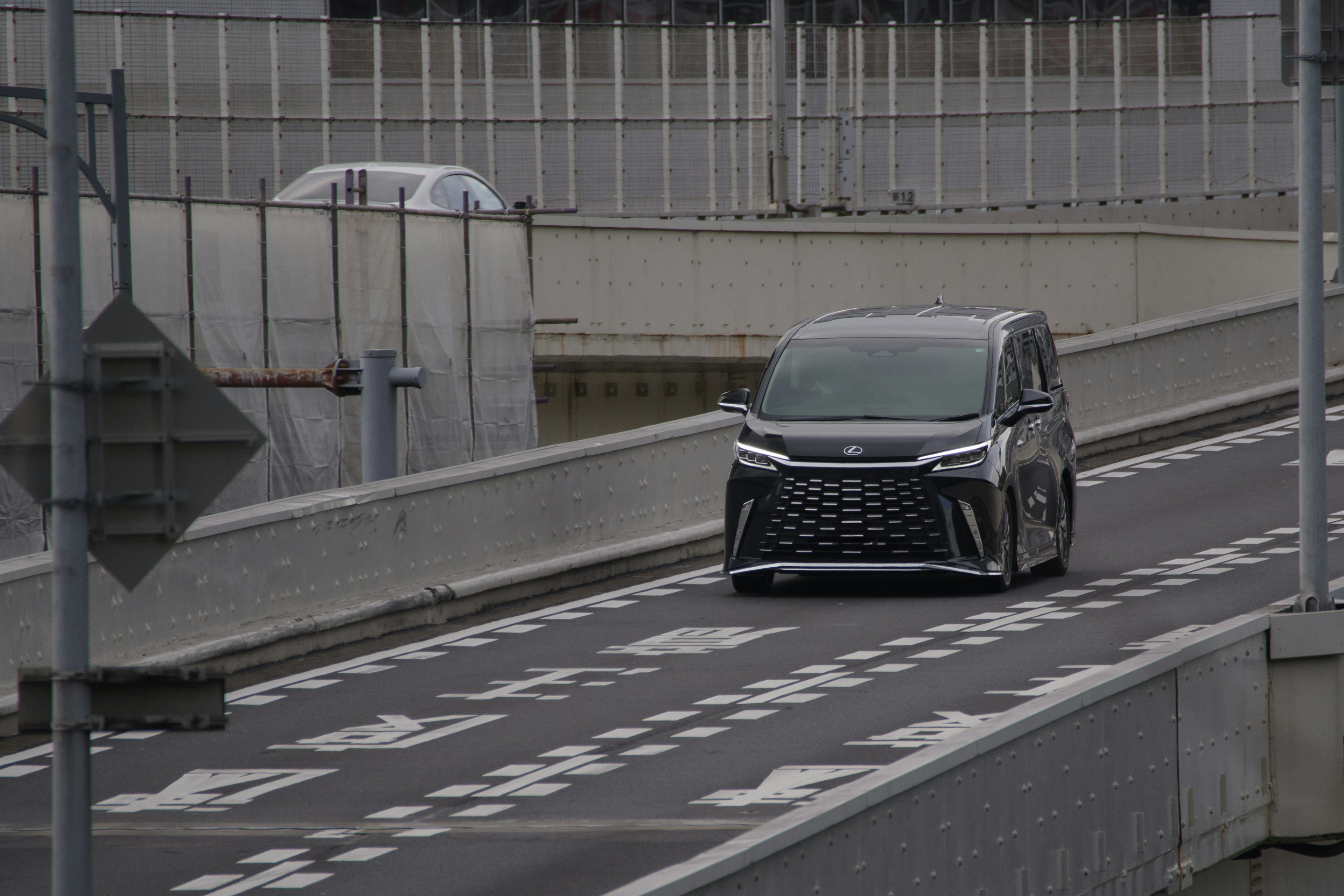 黒いミニバンが高速道路を走行している