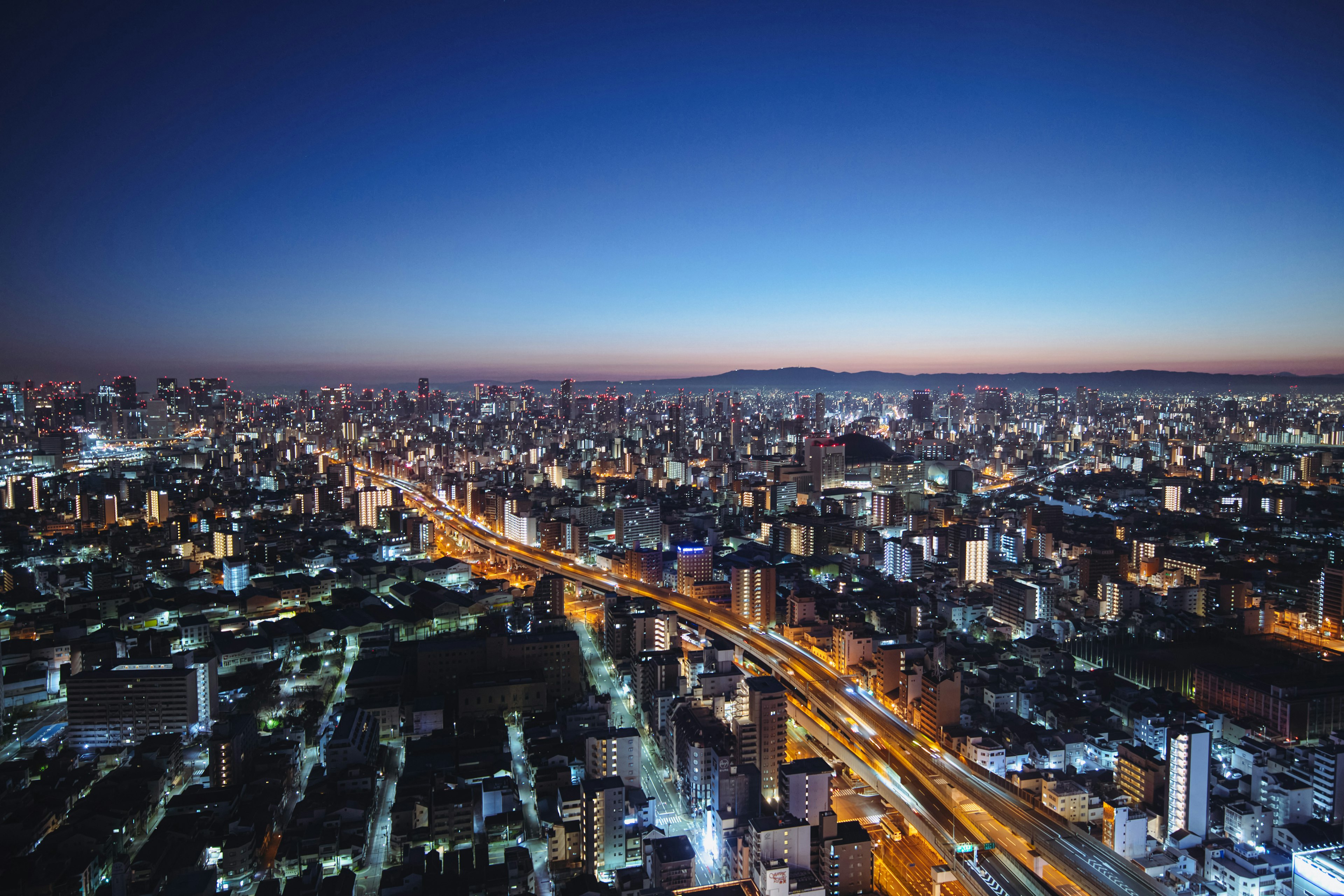 夜景の都市風景 高層ビルと道路が見える