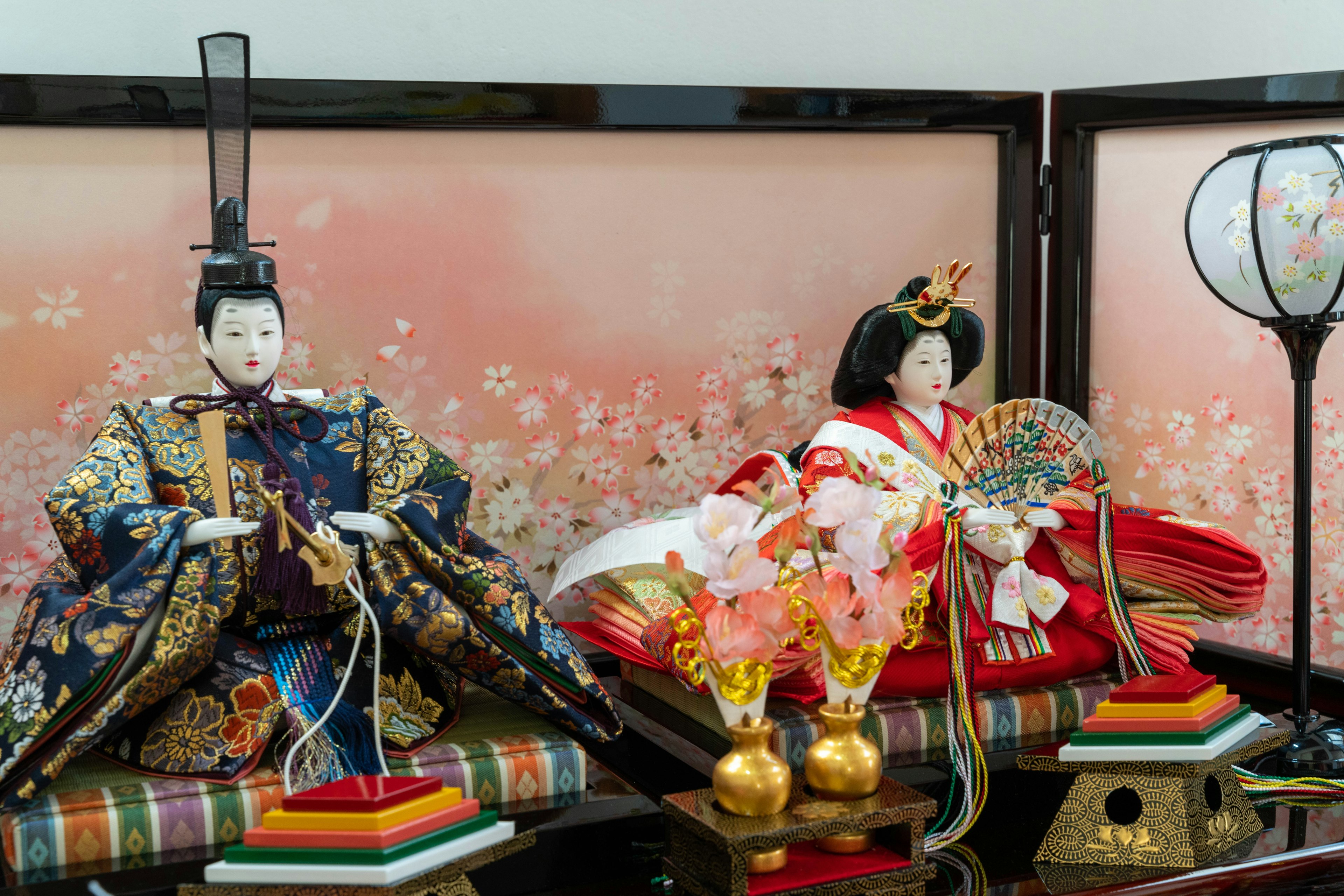 Pameran indah boneka hina untuk festival Hinamatsuri