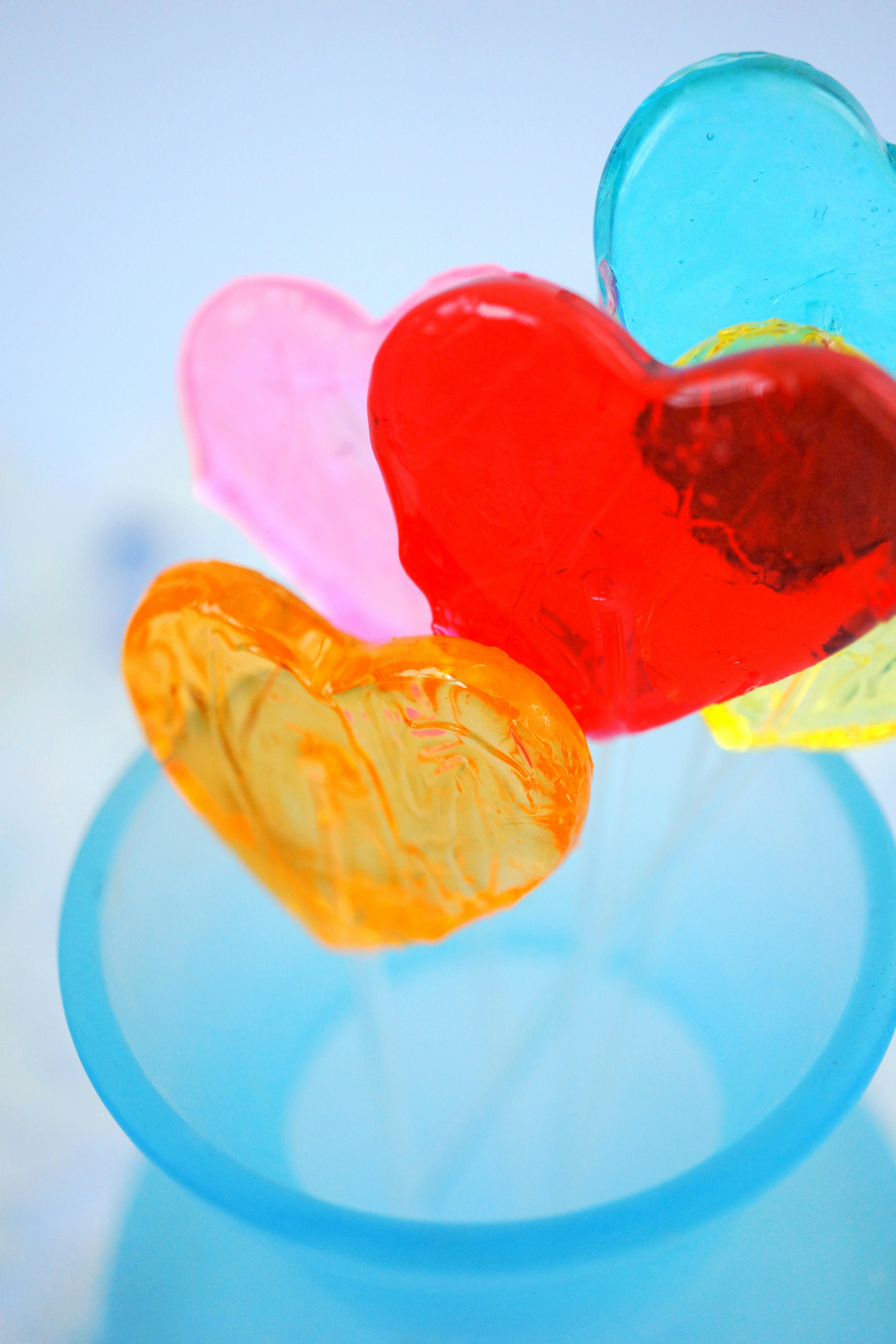 Bunte herzförmige Süßigkeiten in einer blauen Tasse