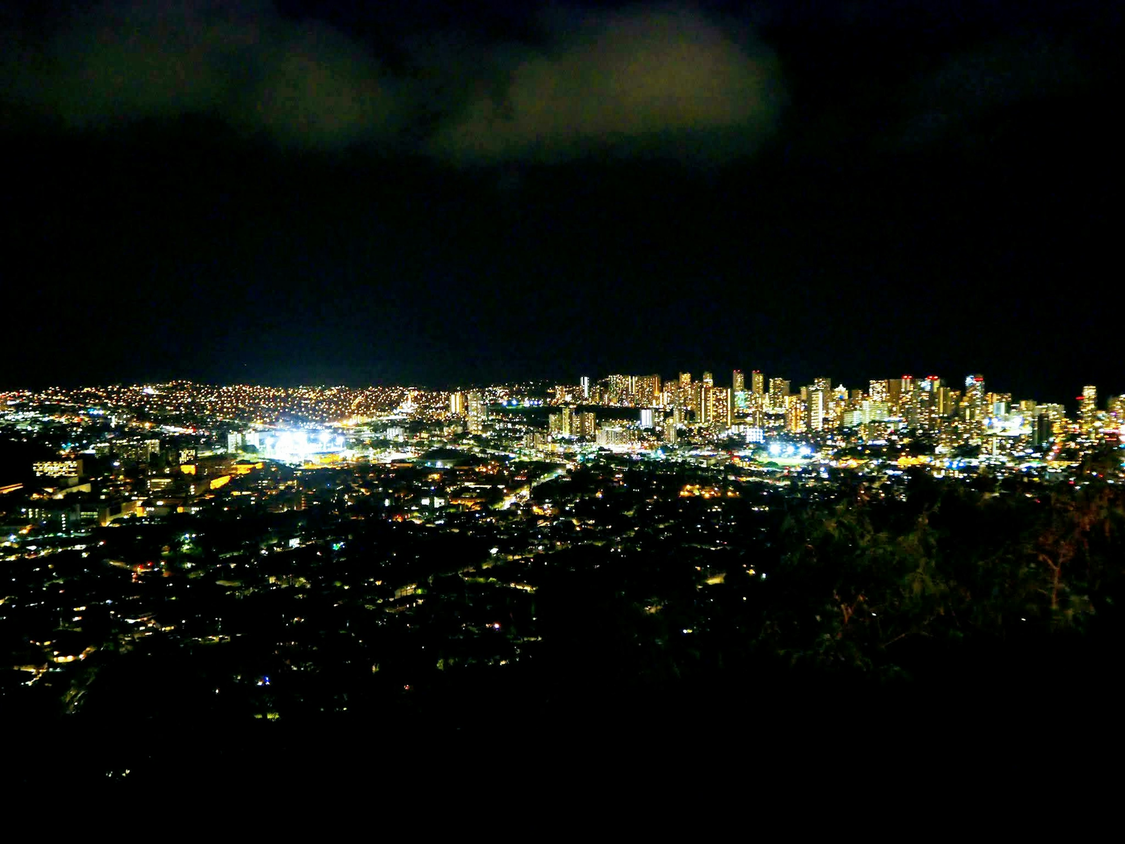 夜間城市全景，明亮的燈光與黑暗的天空