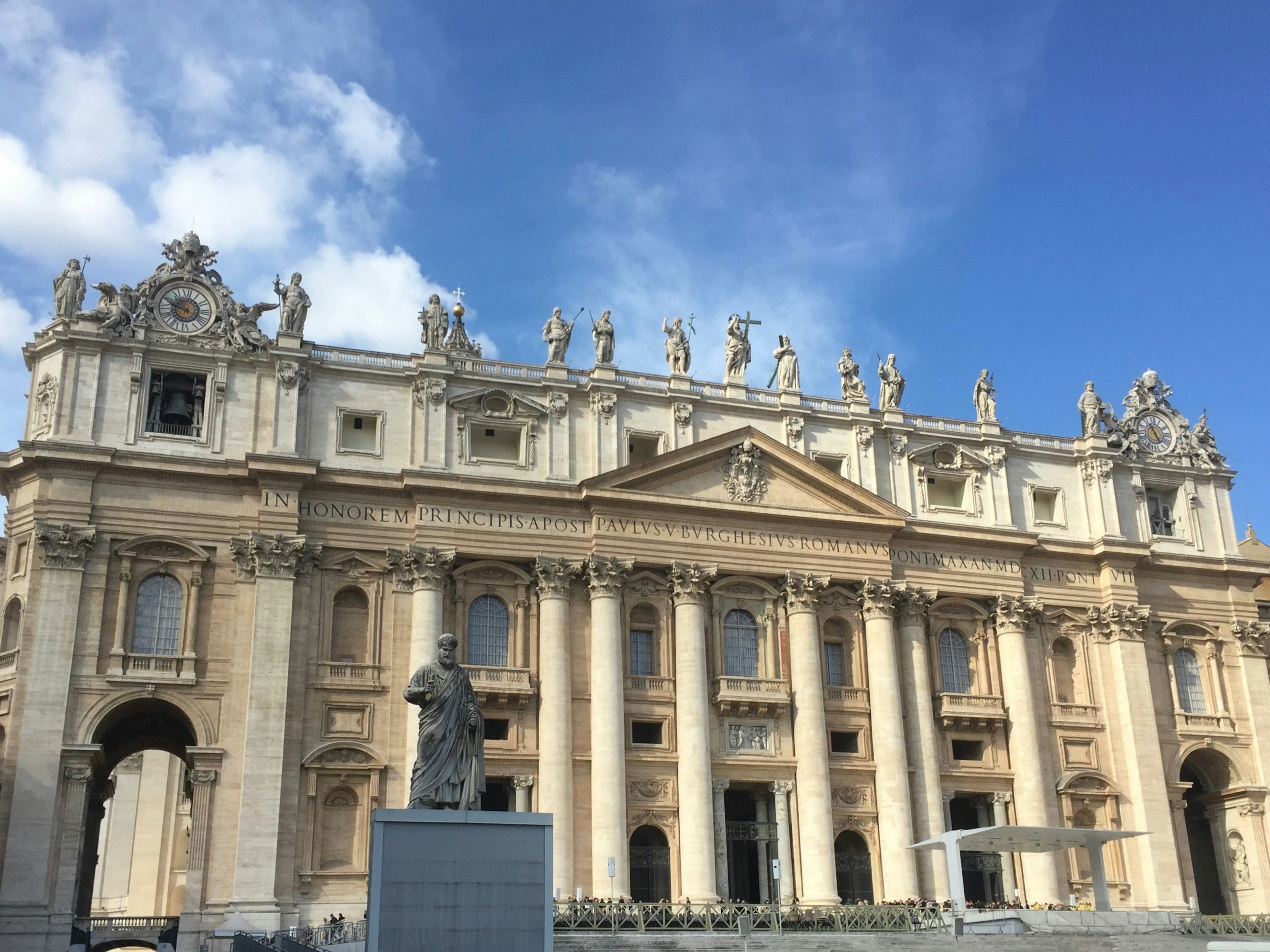 Nhà thờ chính tòa Thánh Phêrô ở Vatican với mặt tiền hoành tráng và bầu trời xanh