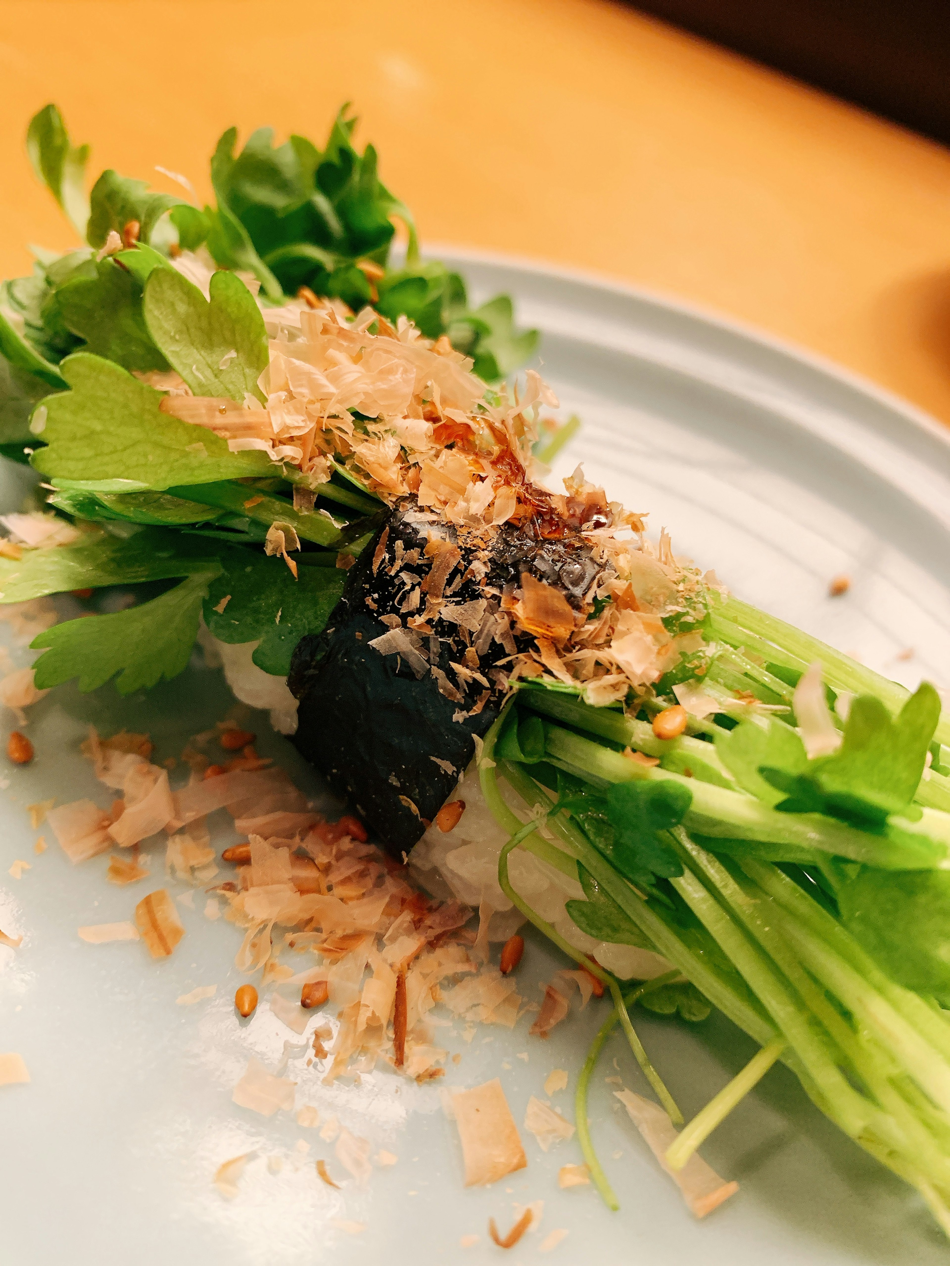 Plat de type sushi enveloppé de légumes frais et d'algues