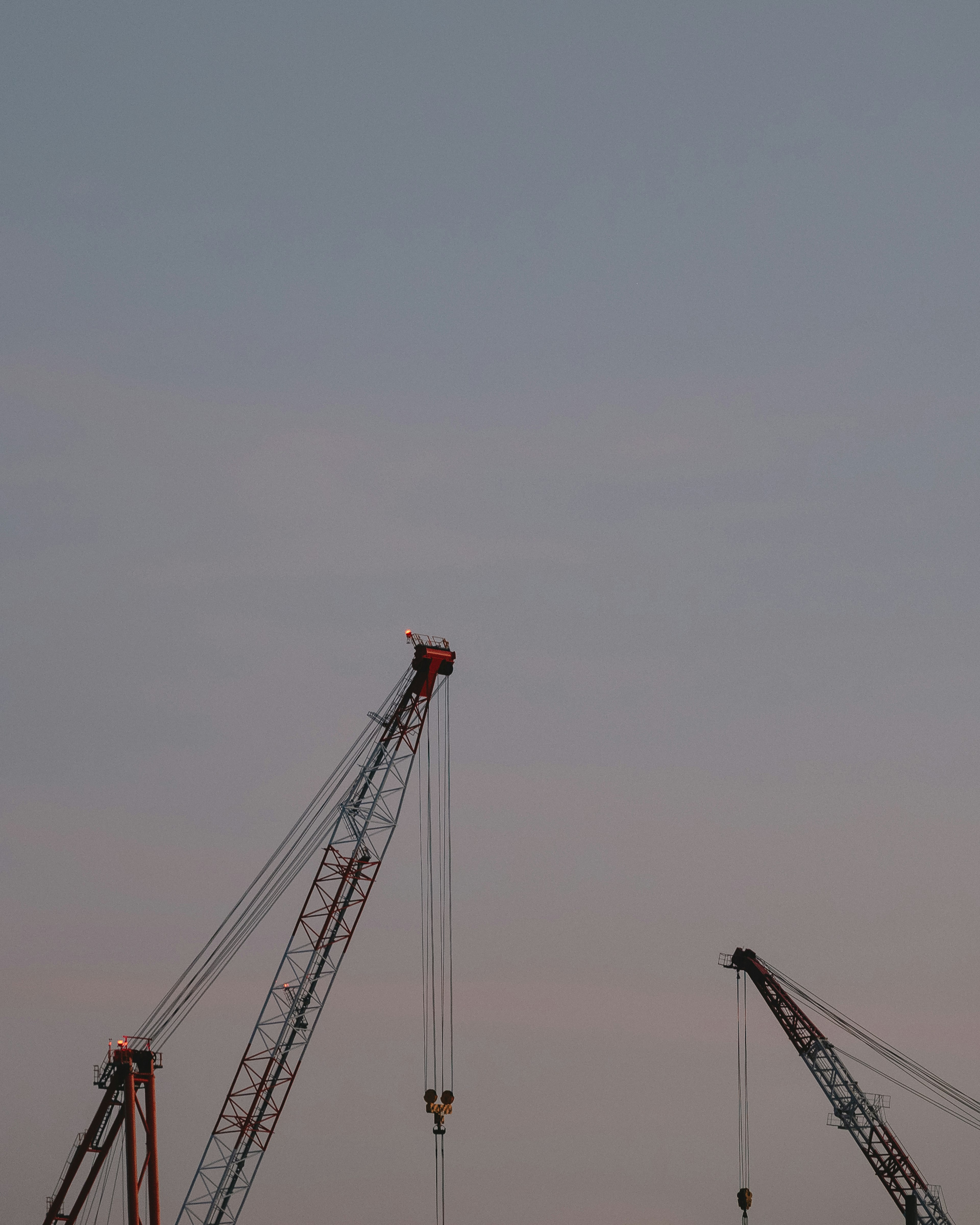 クレーンが空に向かって立っている風景