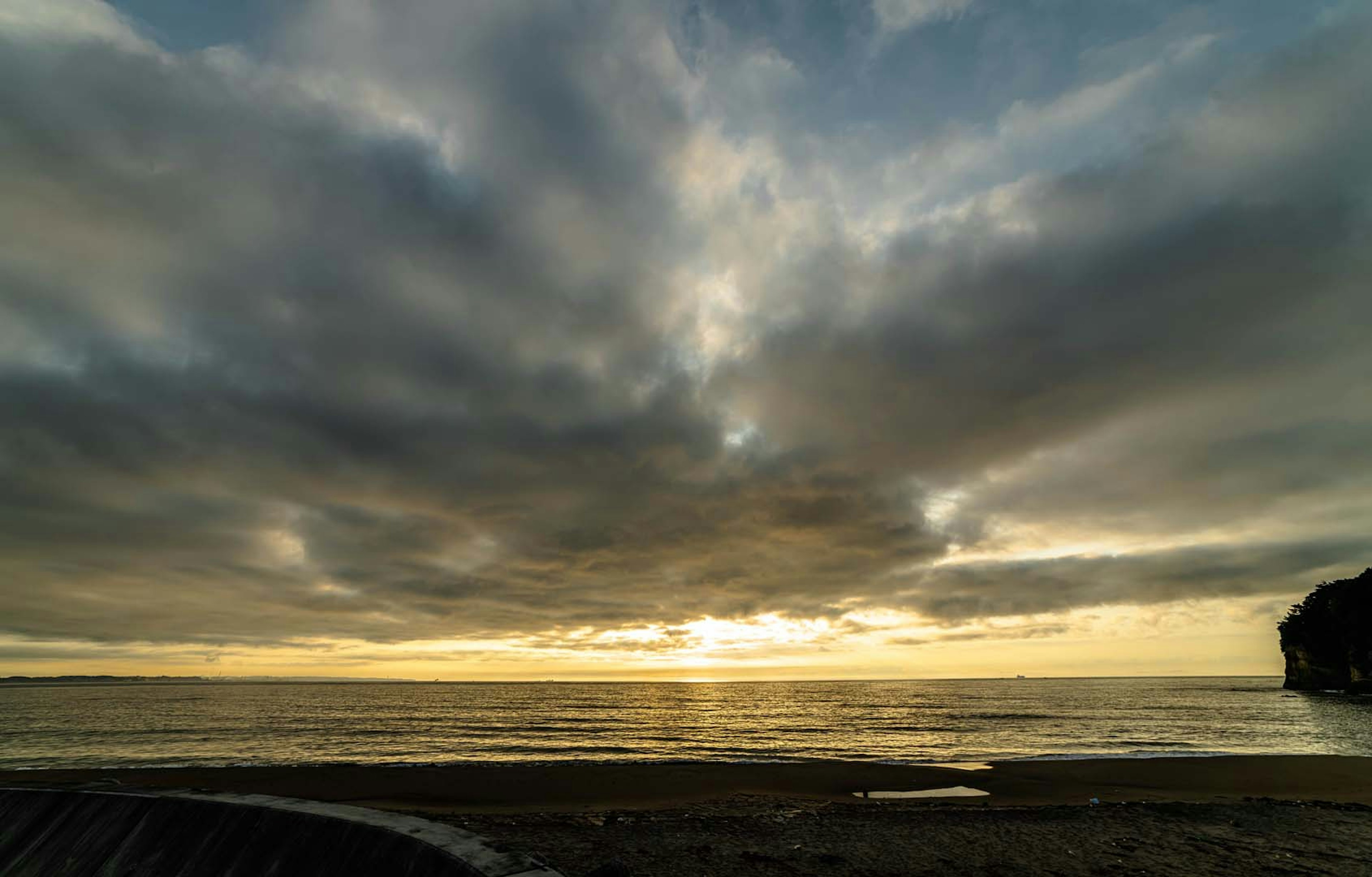 Belle vue de coucher de soleil sur la mer avec des nuages