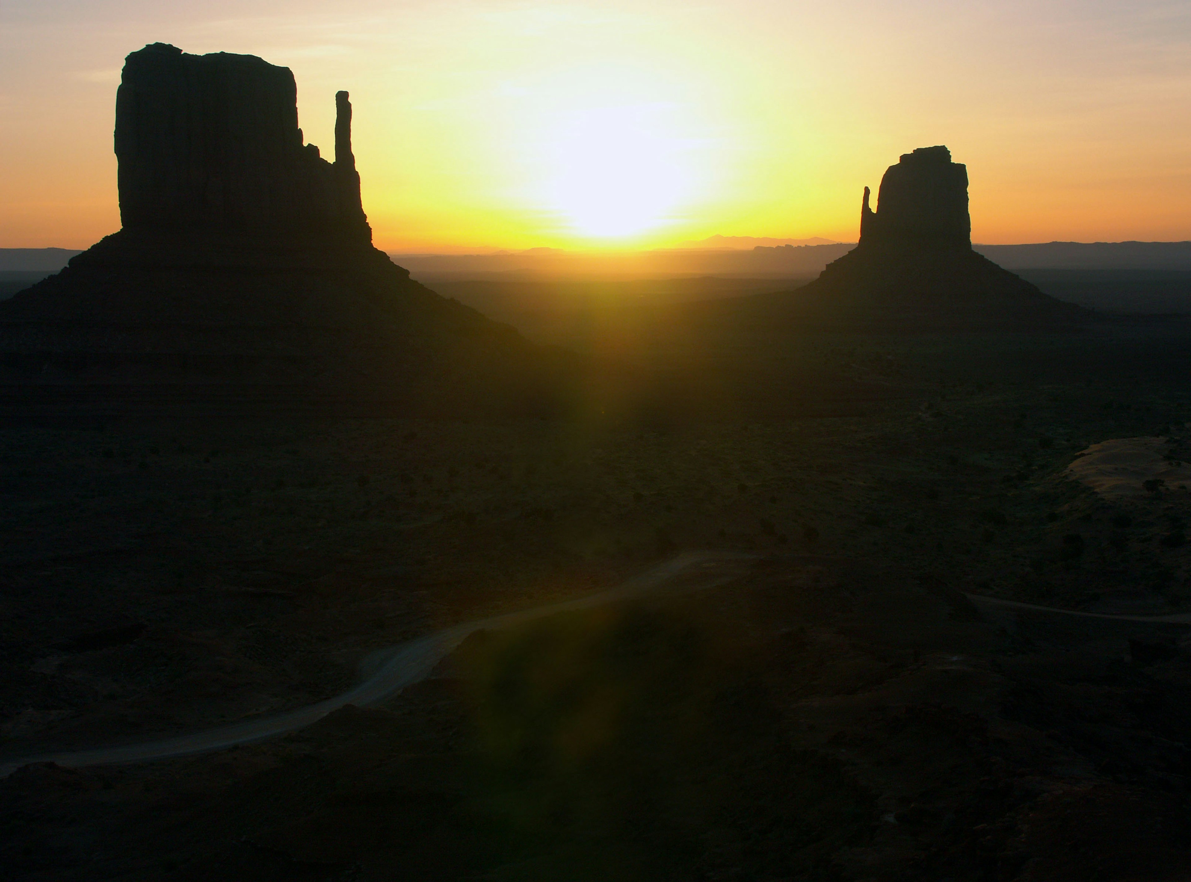 Sonnenuntergang über Monument Valley mit markanten Felsformationen