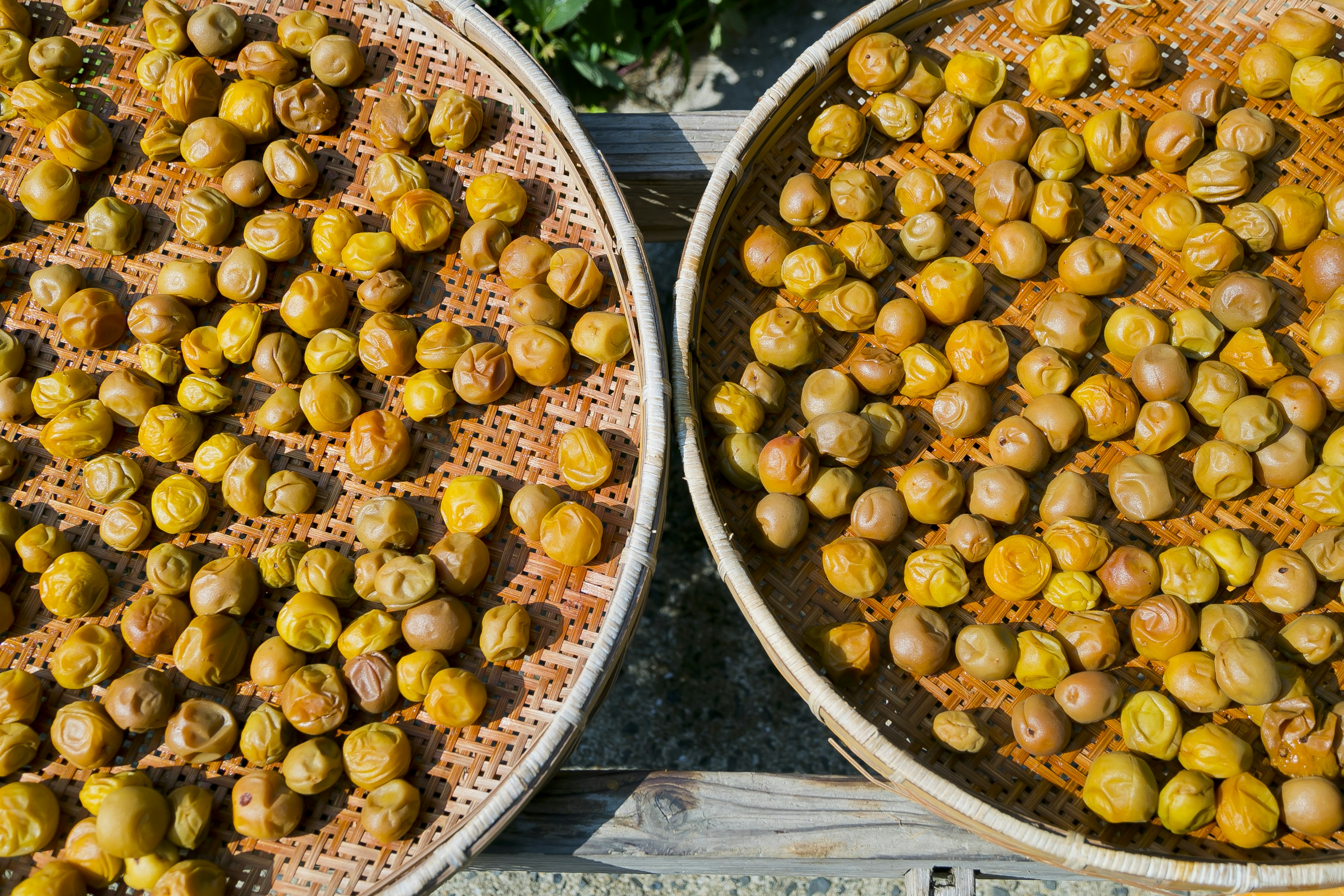 Buah kering disusun di nampan bambu