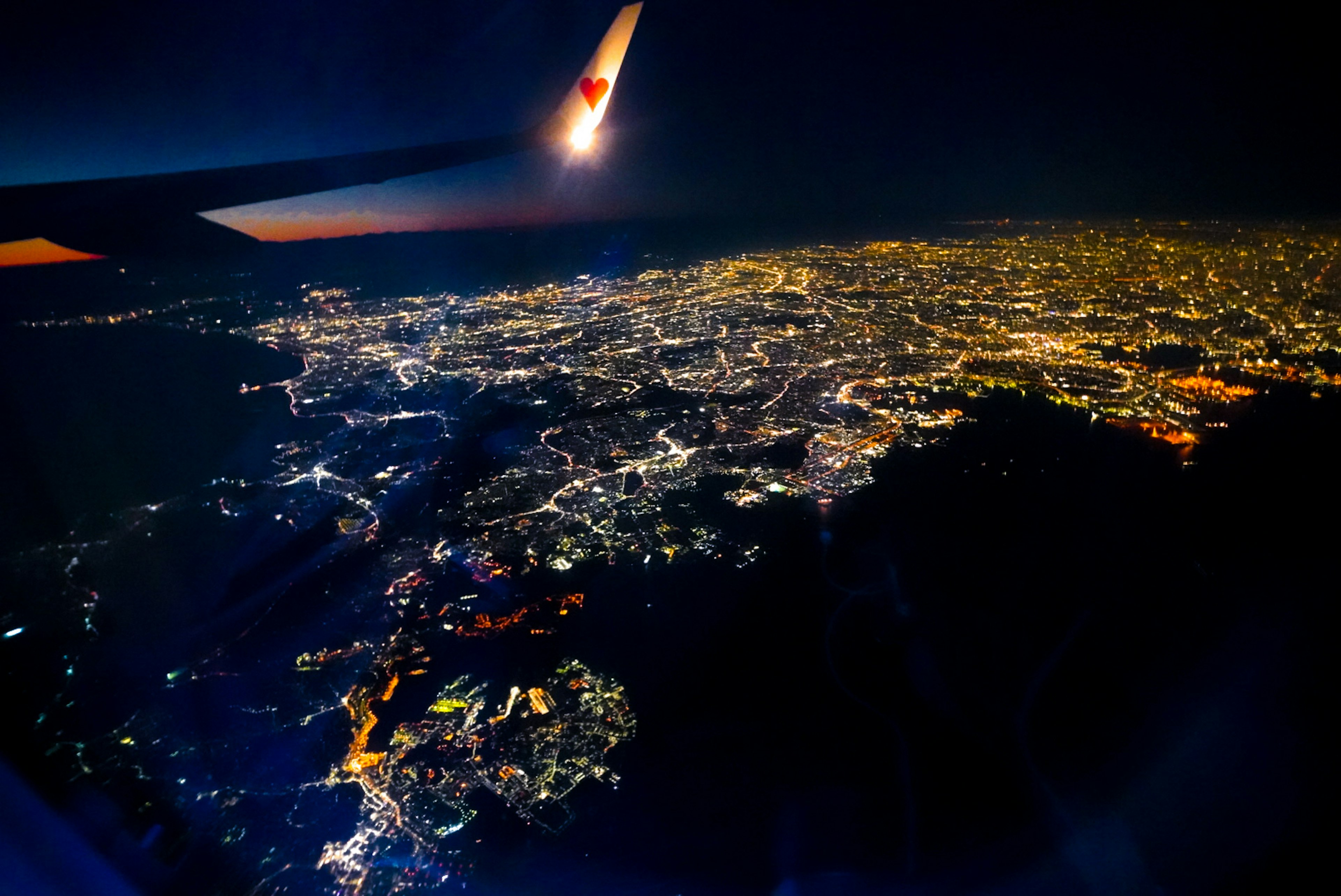 Vista aerea di una città illuminata di notte