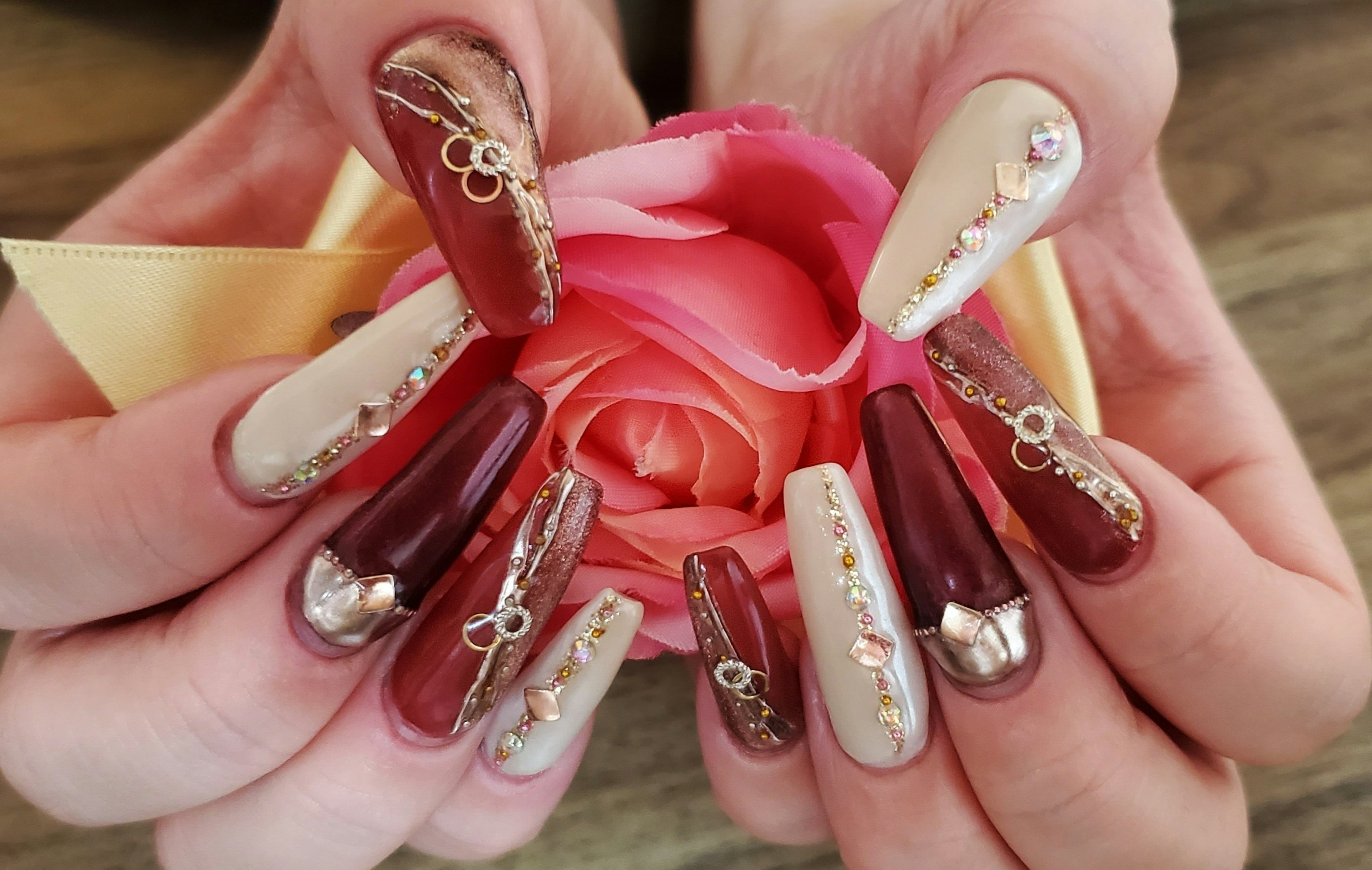 Hermosa arte de uñas con una rosa rosa en la mano