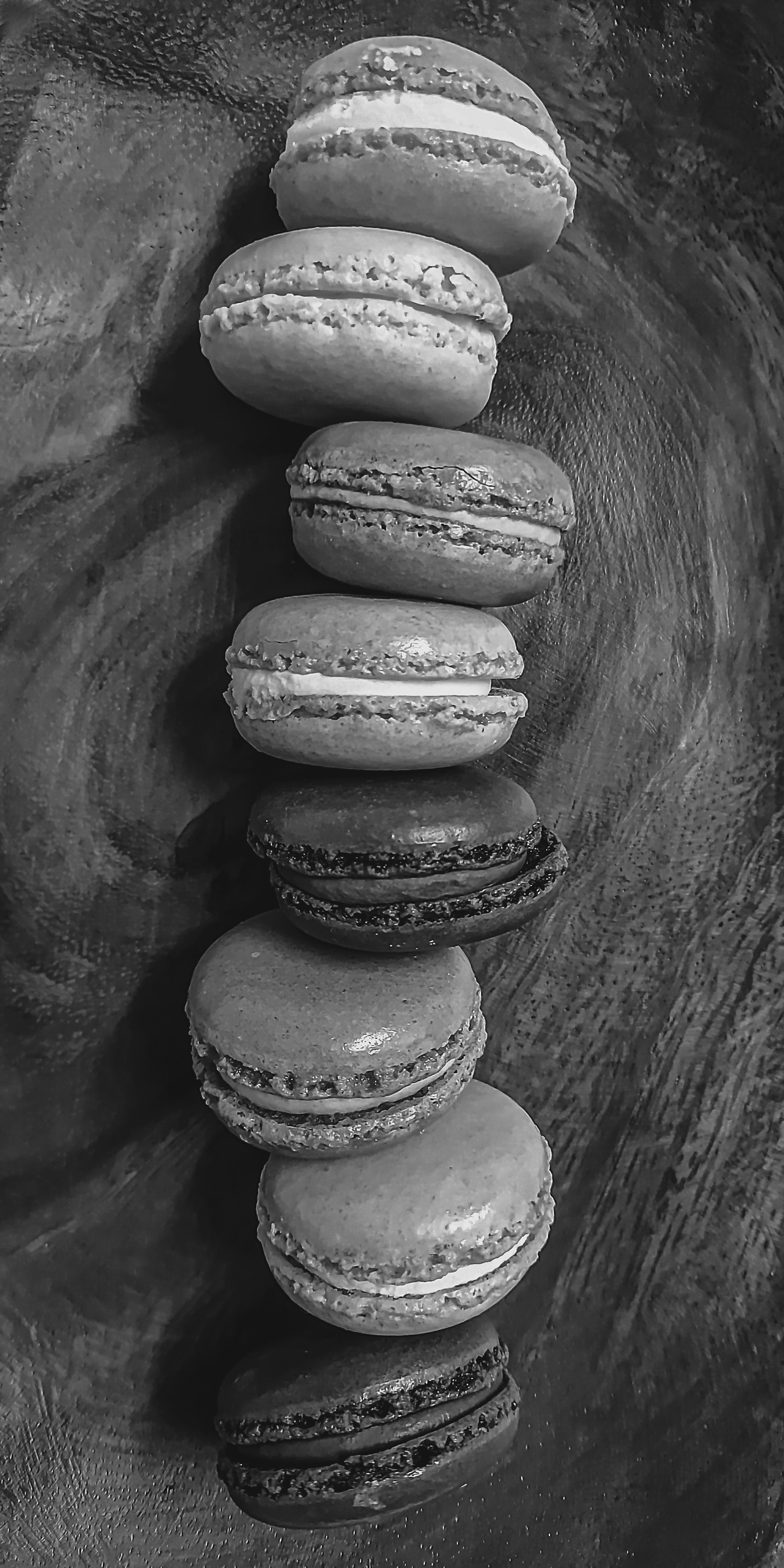 Una disposizione verticale di macarons in bianco e nero