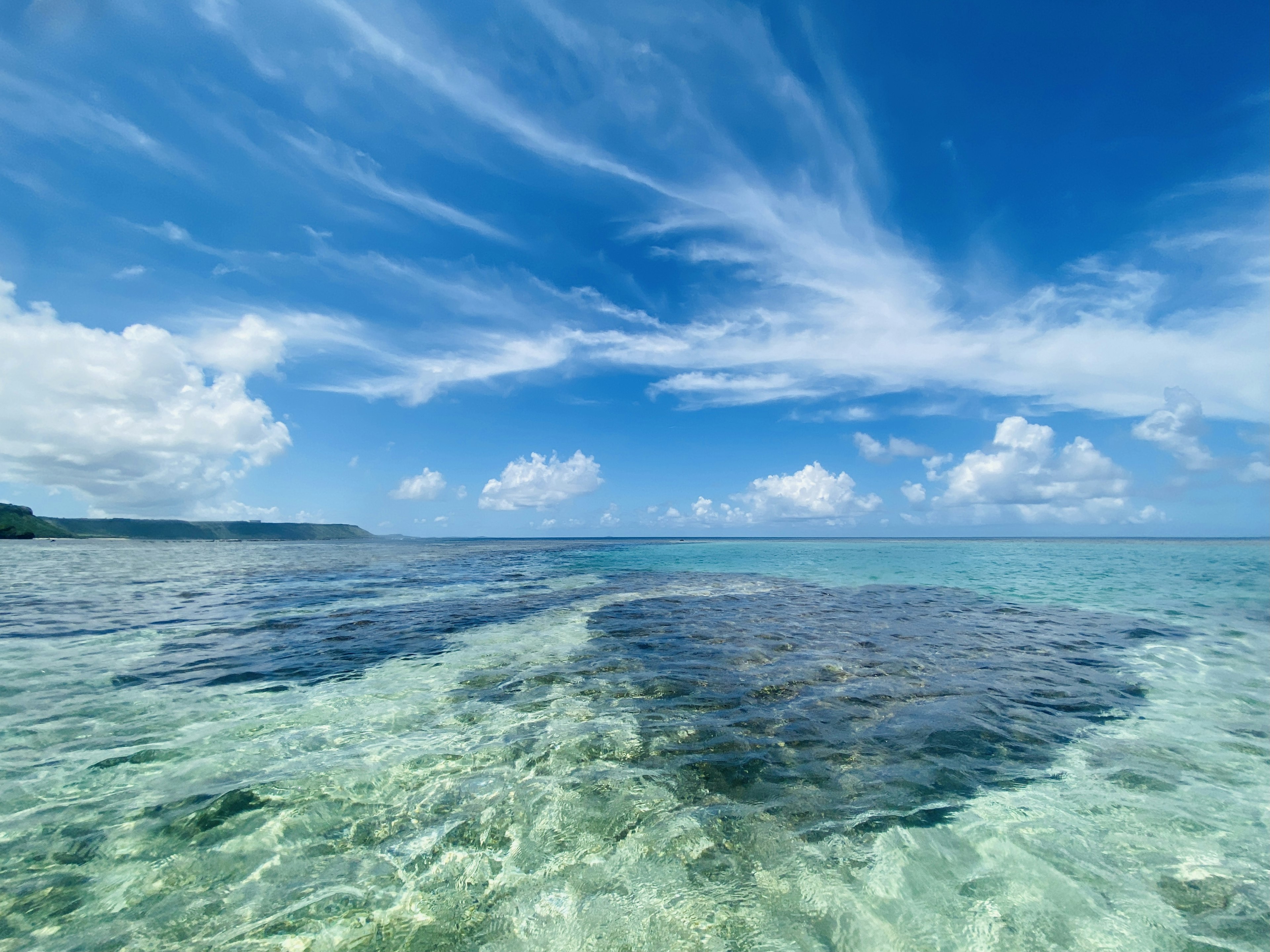 Paysage magnifique avec océan bleu et ciel nuageux