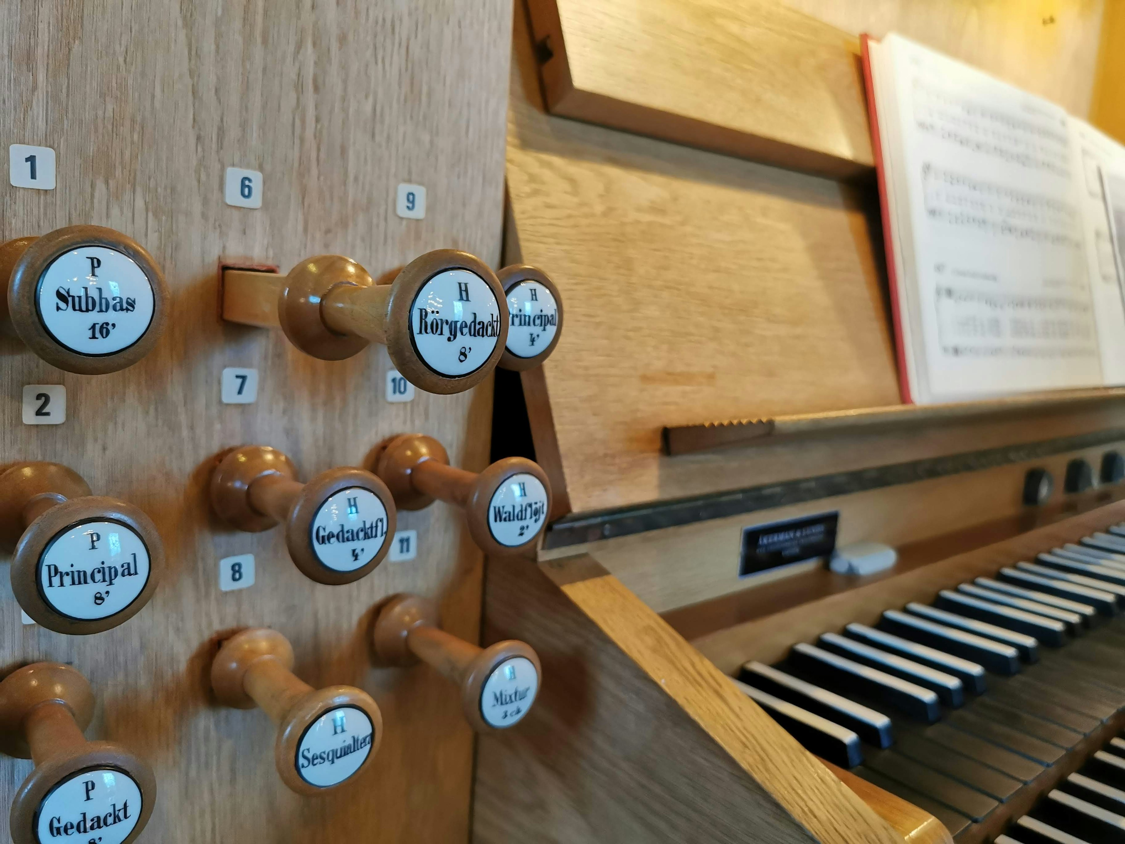 Image montrant les touches et les tirants d'un orgue