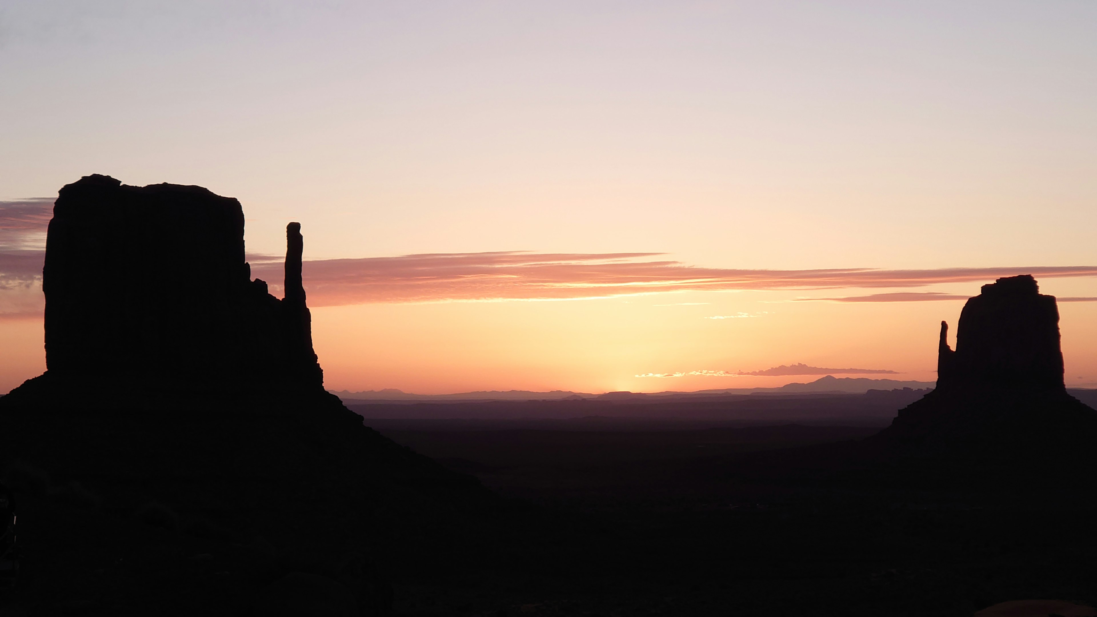 Silhouette des Monument Valley bei Sonnenuntergang