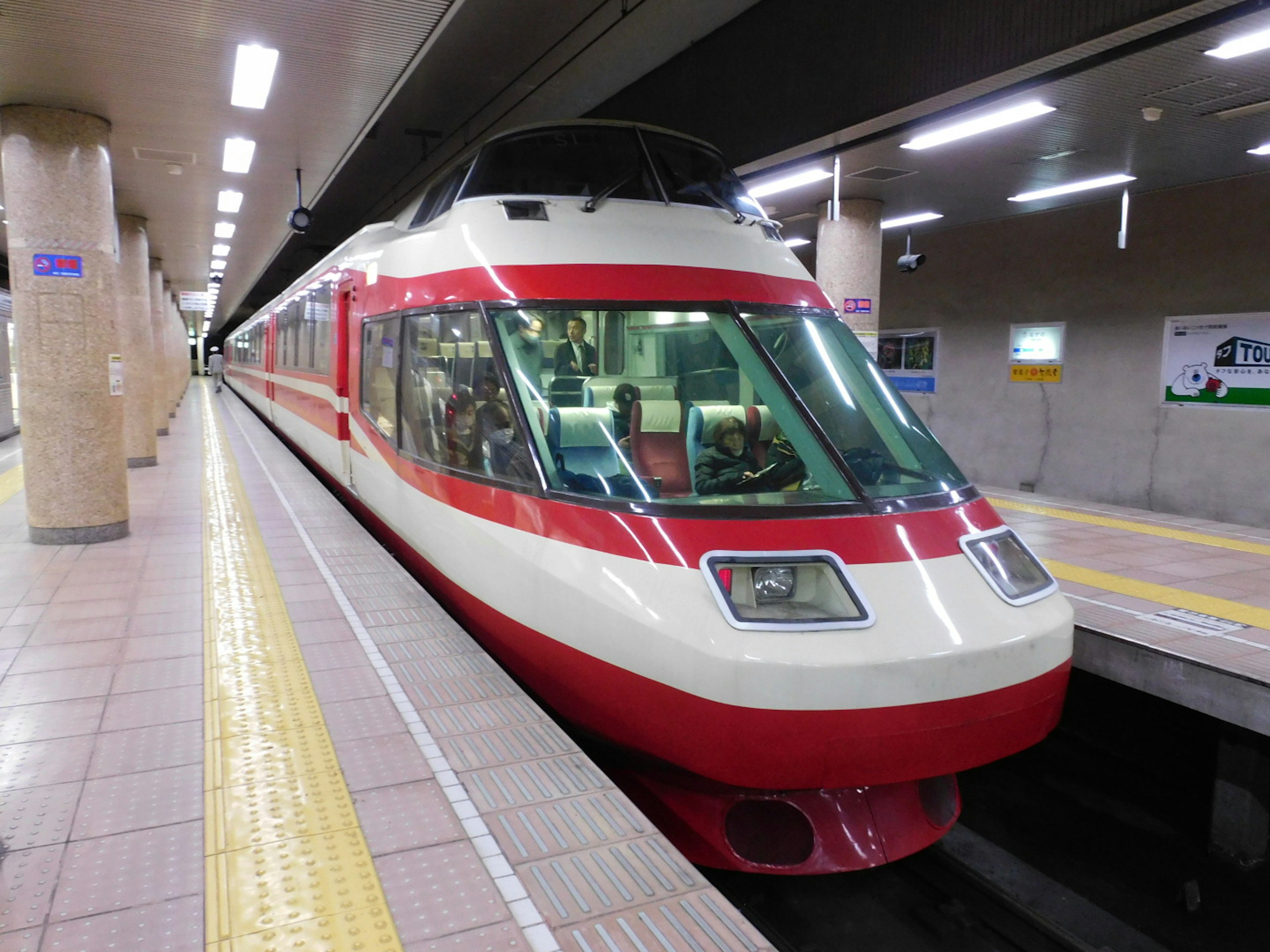 Treno rosso e bianco fermo in una stazione