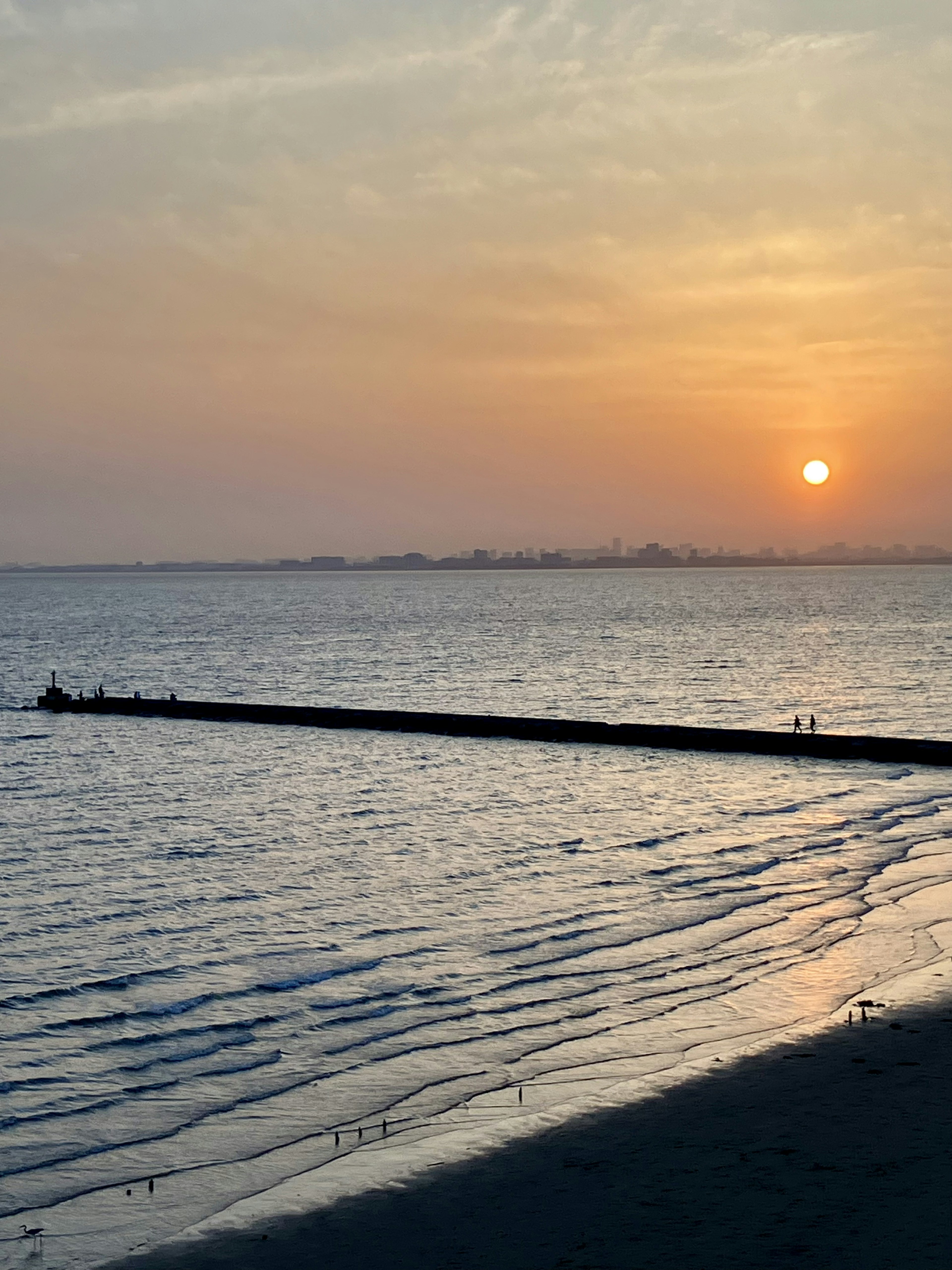 夕日が沈む海の風景と波の模様