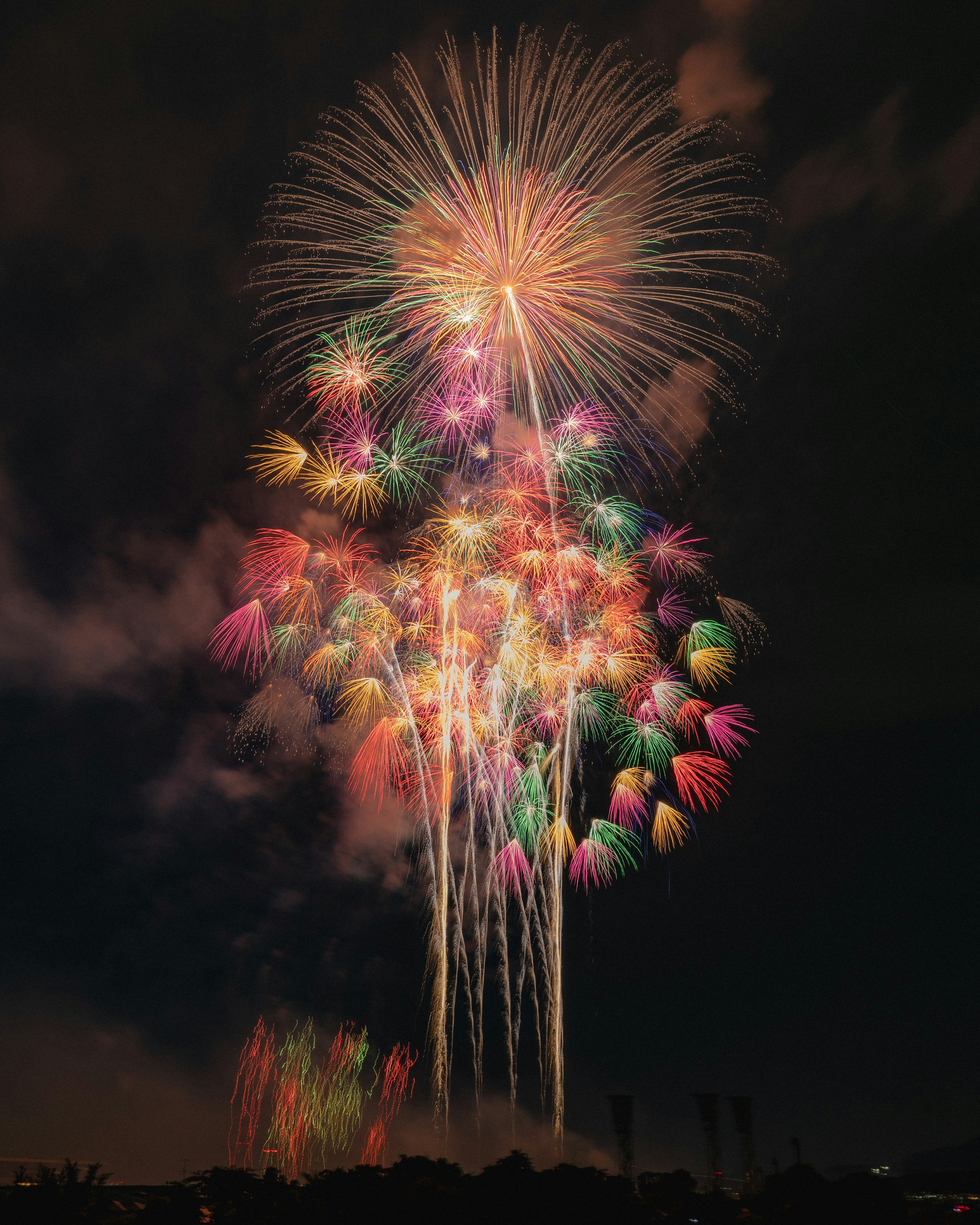 夜空に色とりどりの花火が打ち上げられ鮮やかな光のショーを演出している