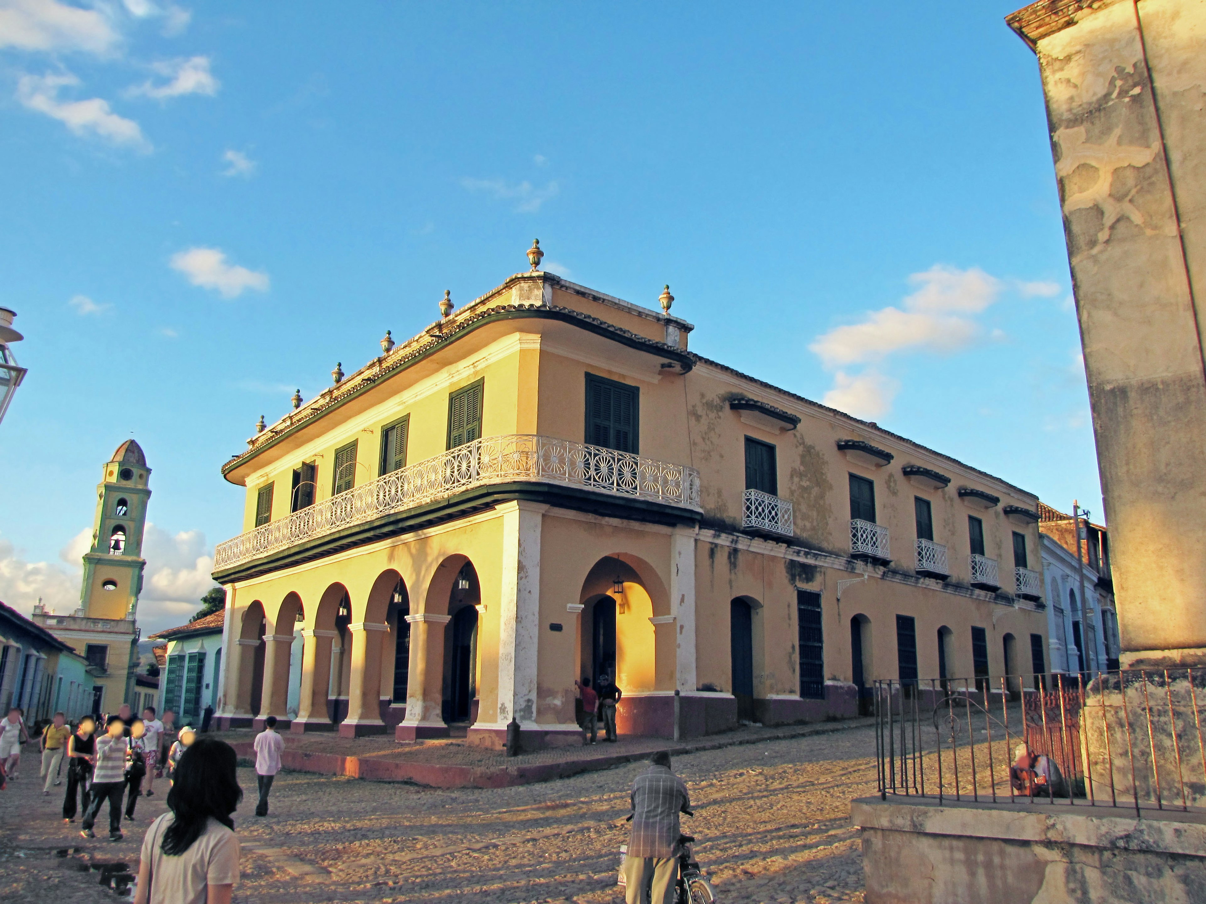 Edificio colorato con finestre ad arco e cielo blu