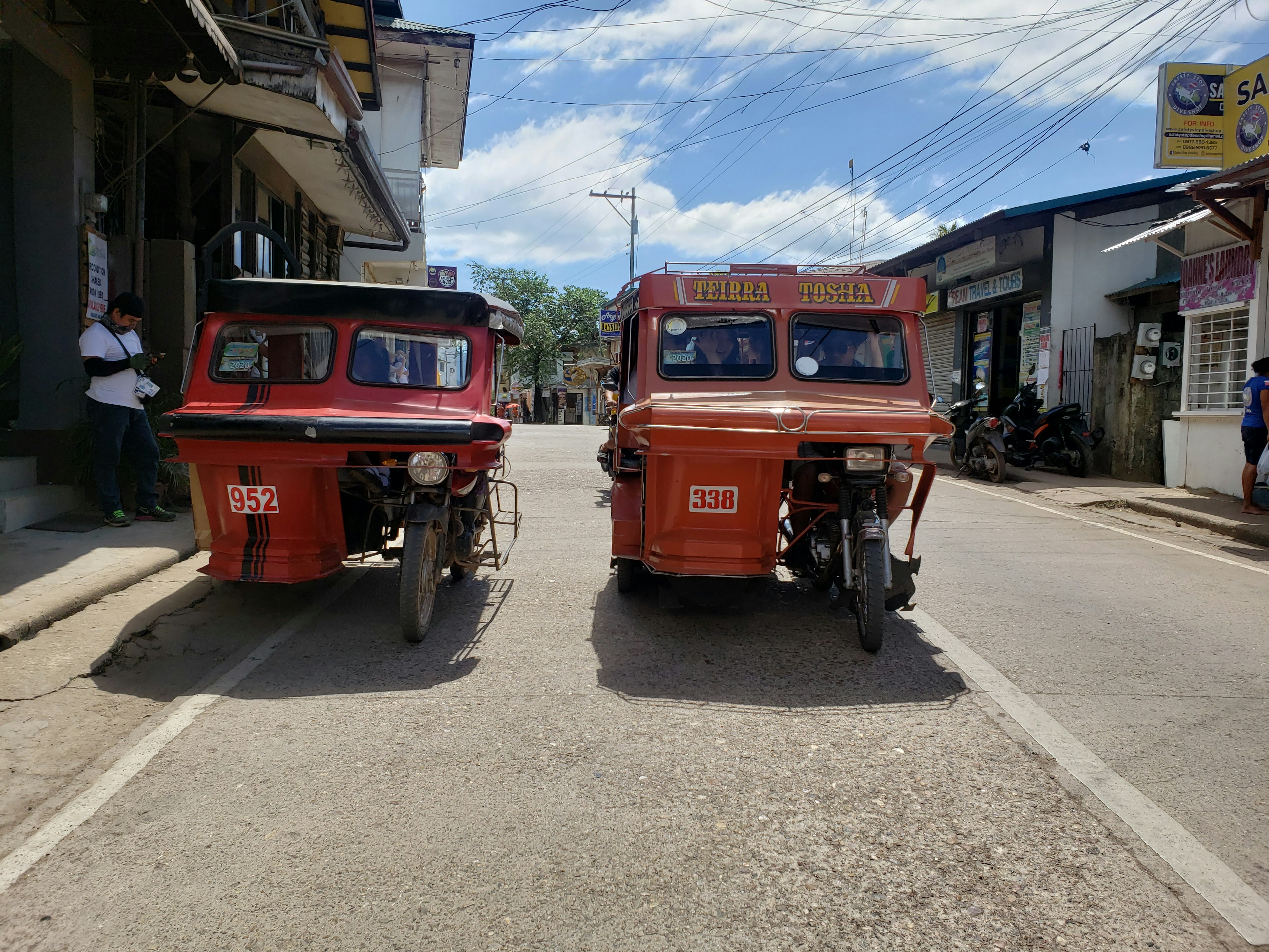 兩輛三輪車並排停在街道上