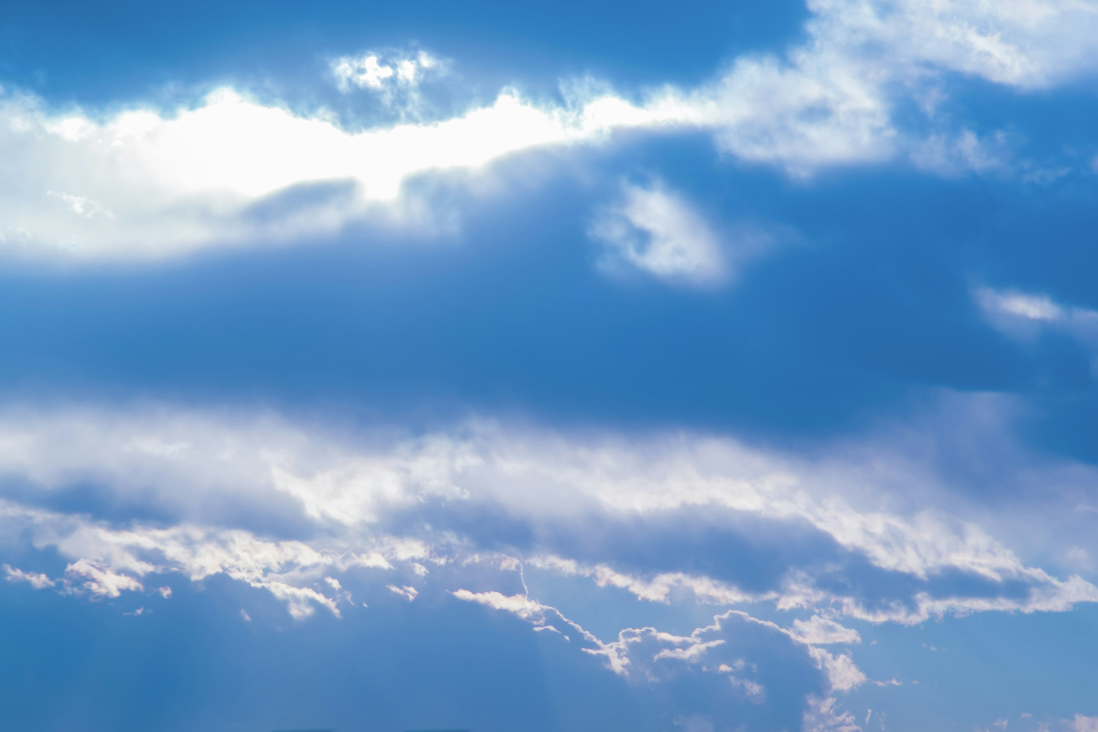 Belle nuvole che fluttuano in un cielo blu