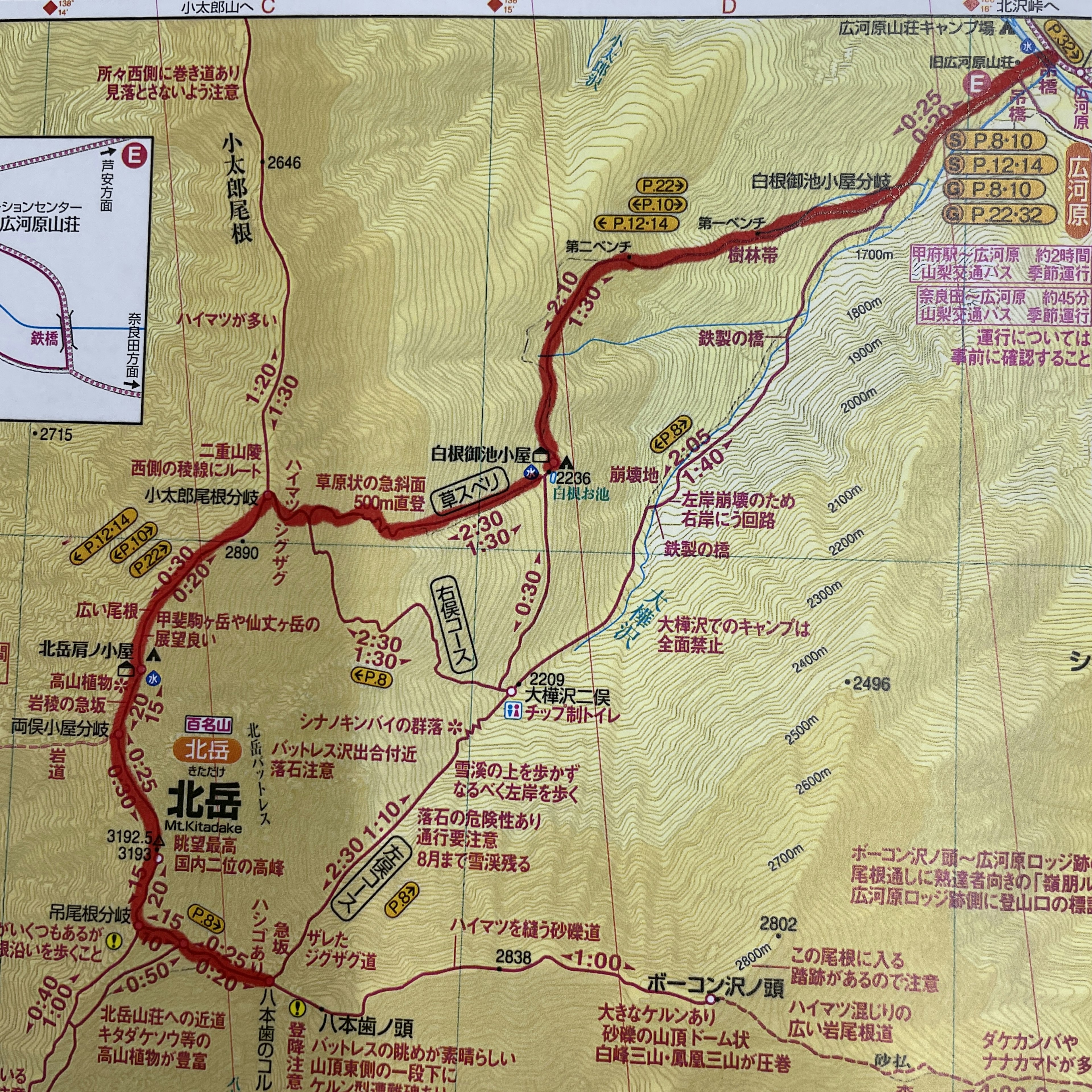 Carte montrant le sentier de randonnée marqué en rouge autour du Mont Kitadake avec des détails sur le terrain et les installations