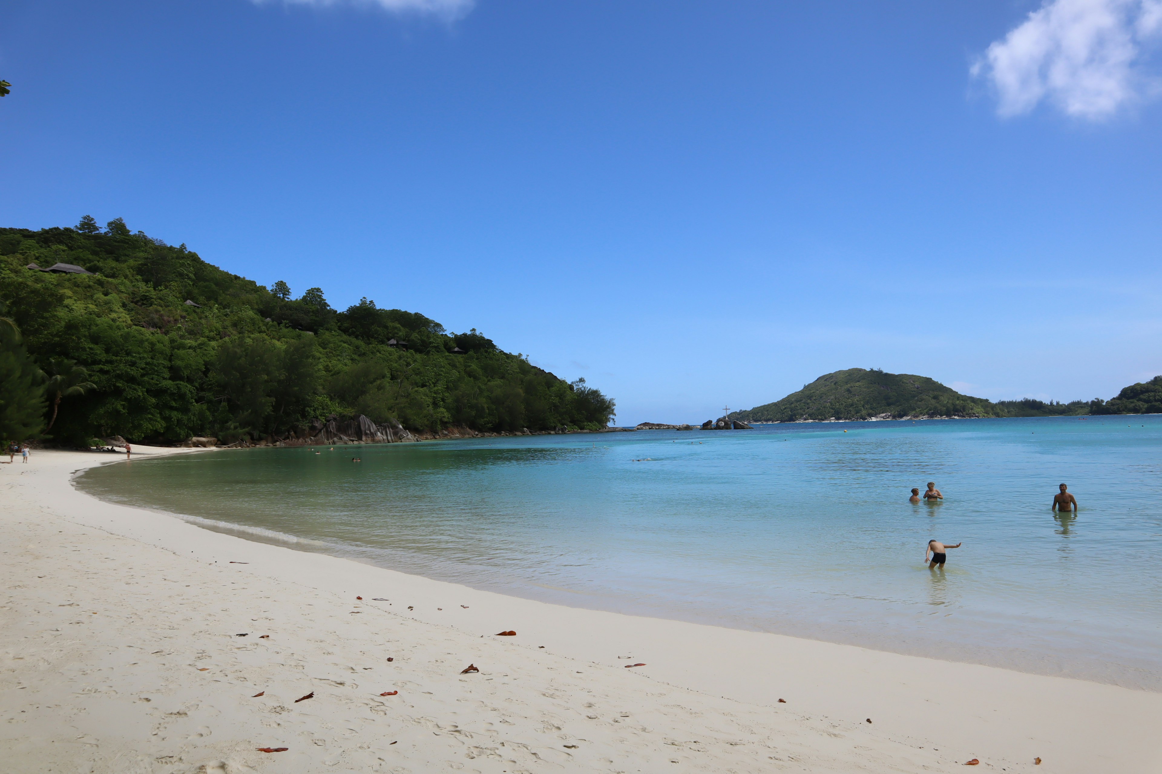 Vista panoramica della spiaggia con acqua blu e sabbia bianca