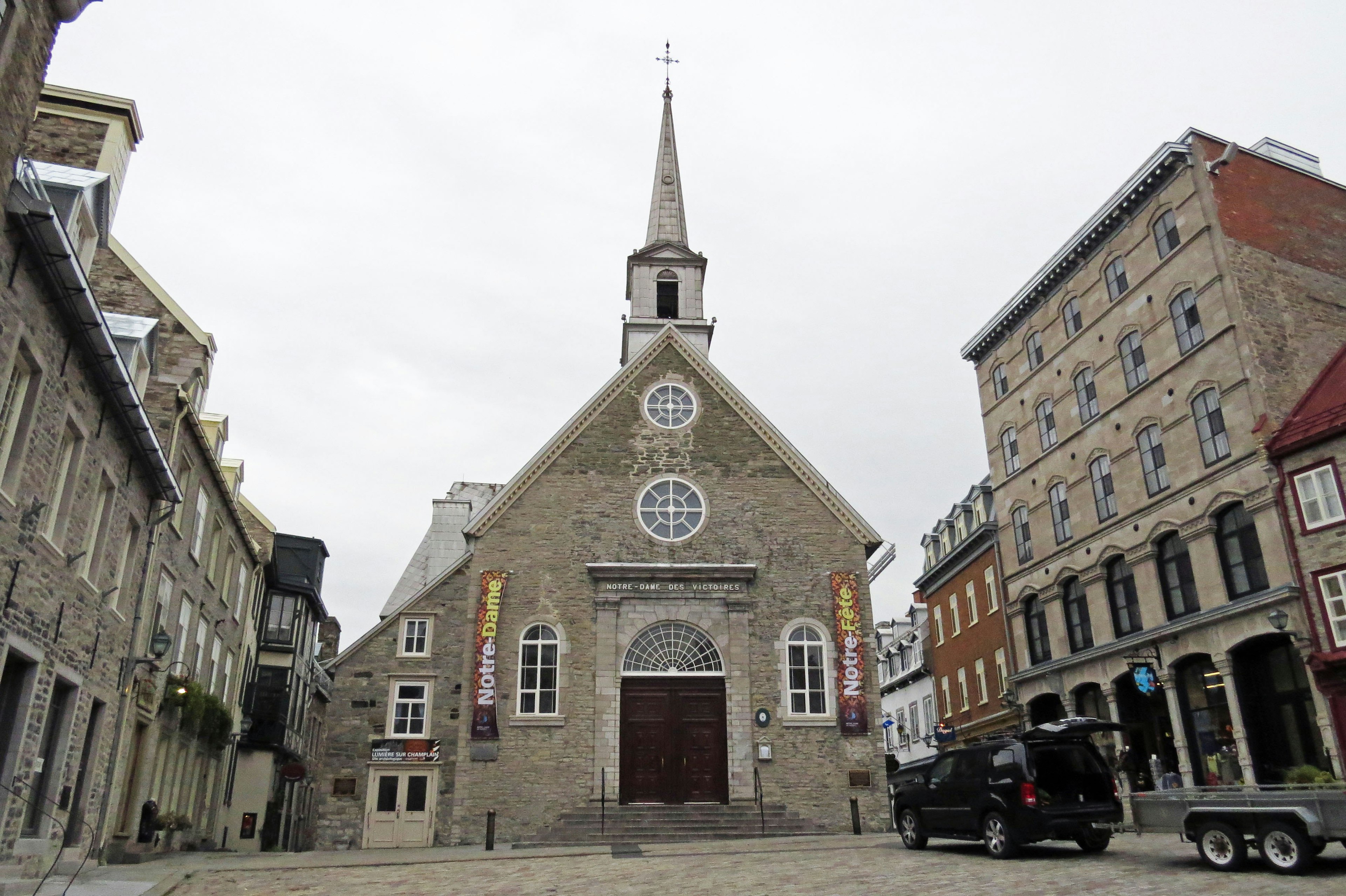 Gereja batu berdiri di alun-alun