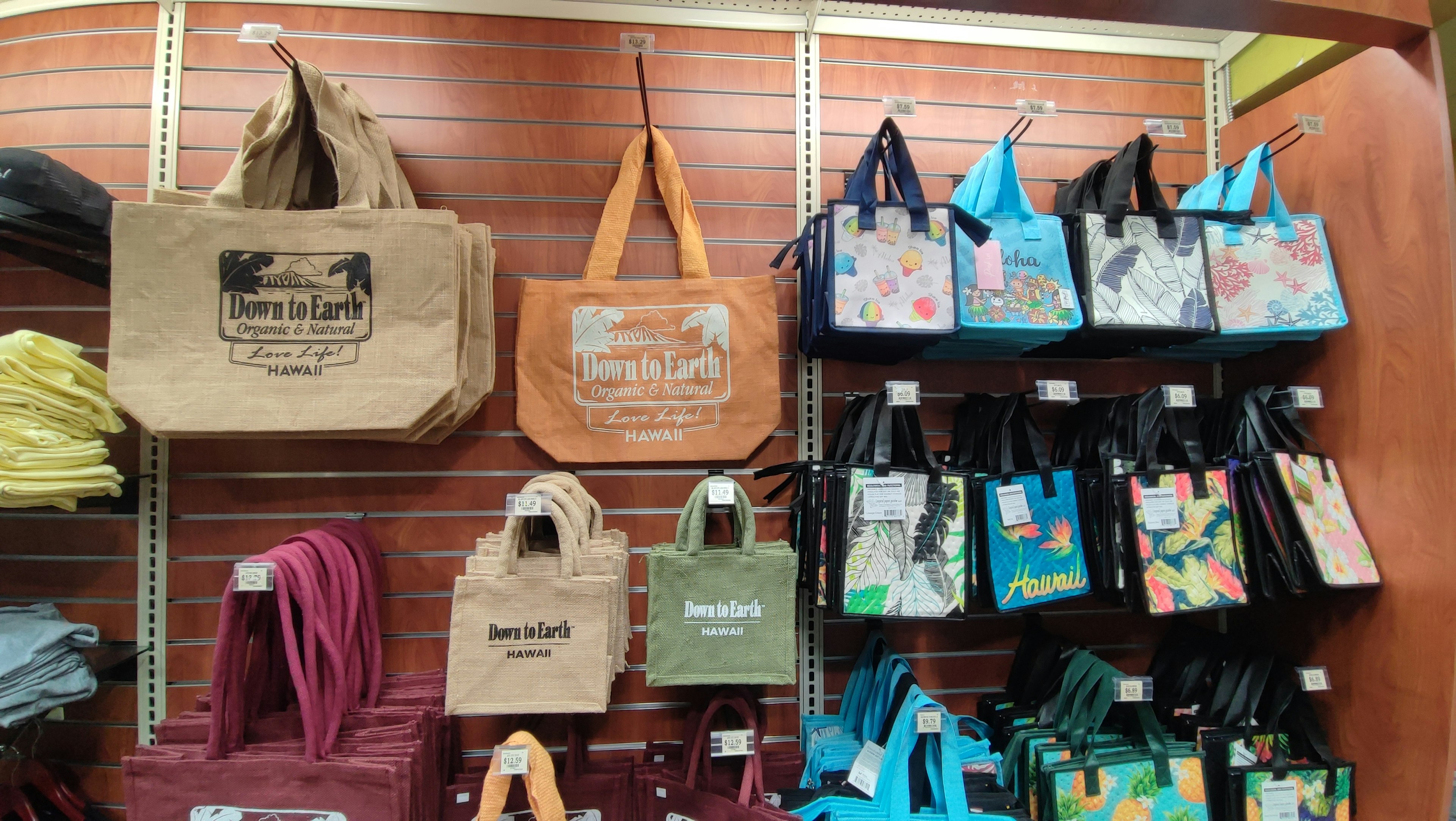 Affichage de divers sacs fourre-tout écologiques dans un magasin