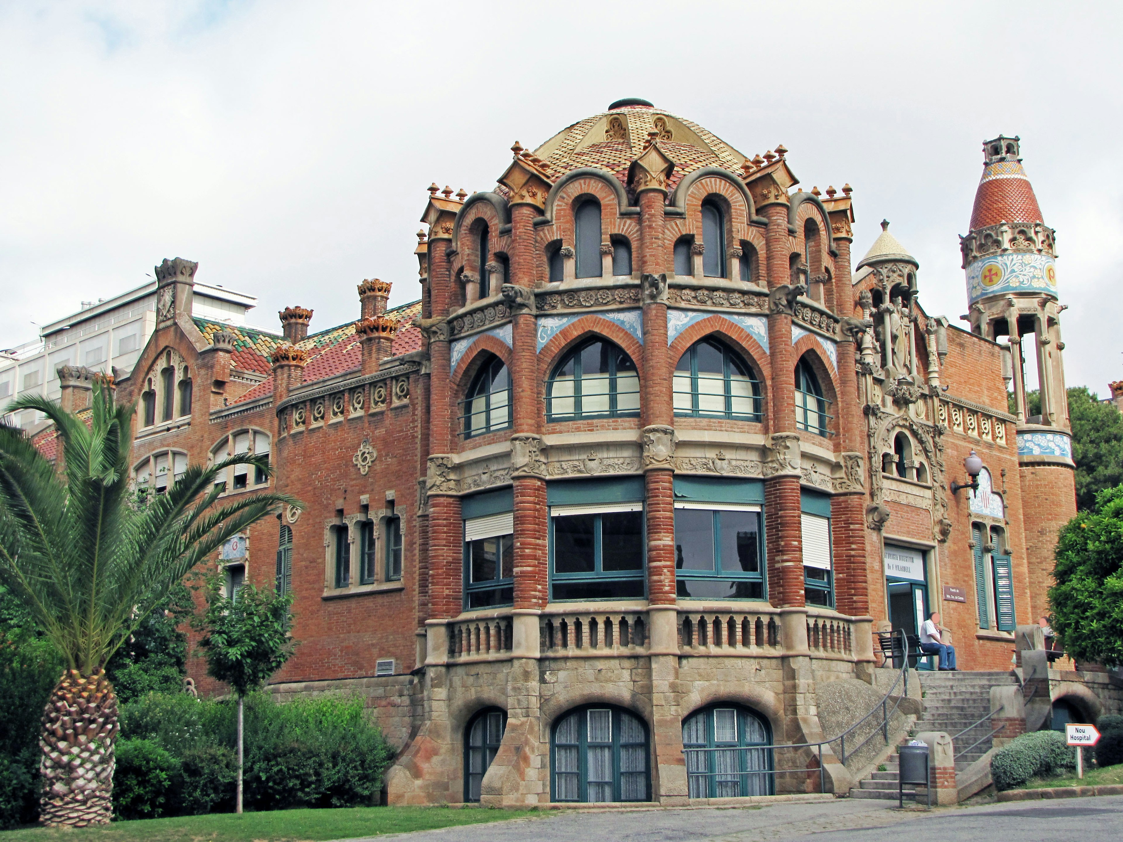 Tampilan luar bangunan bata merah yang indah menunjukkan arsitektur Modernisme di Barcelona