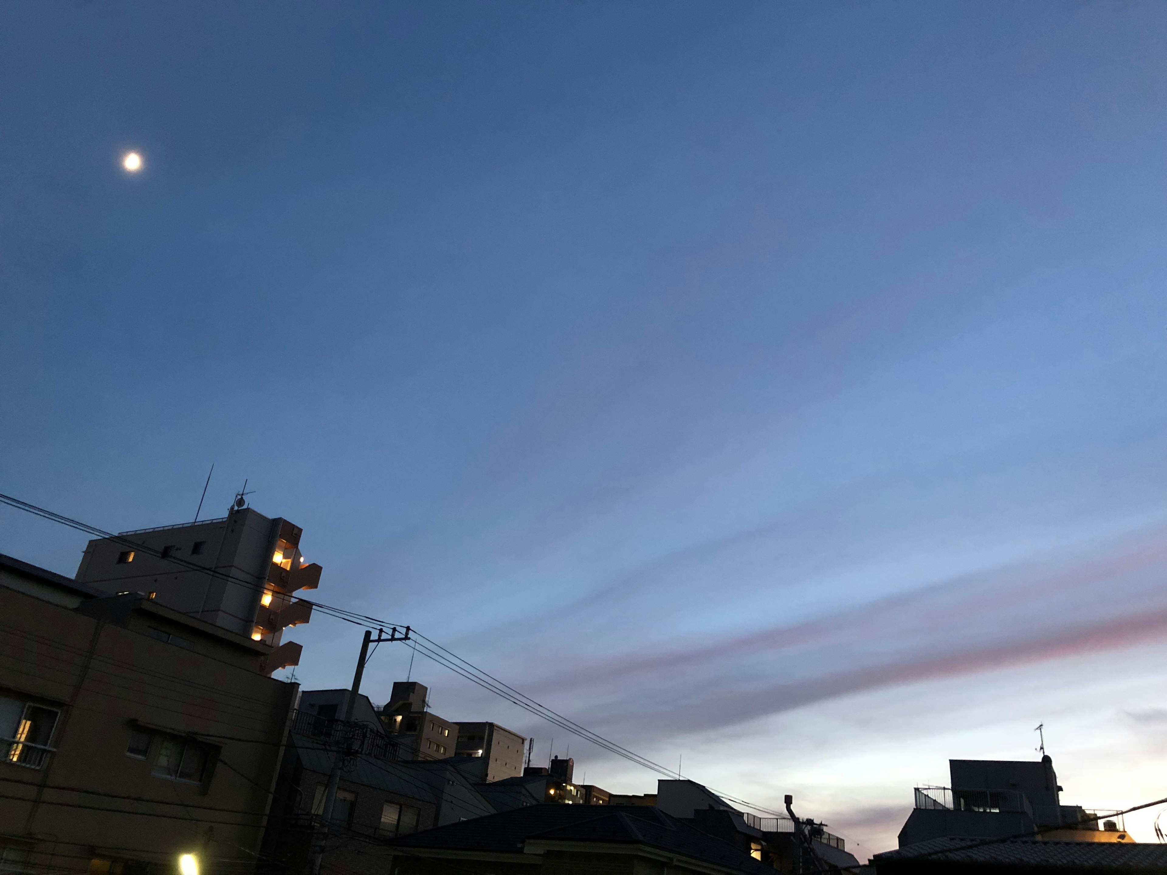 Langit biru dengan bulan dan awan di malam hari