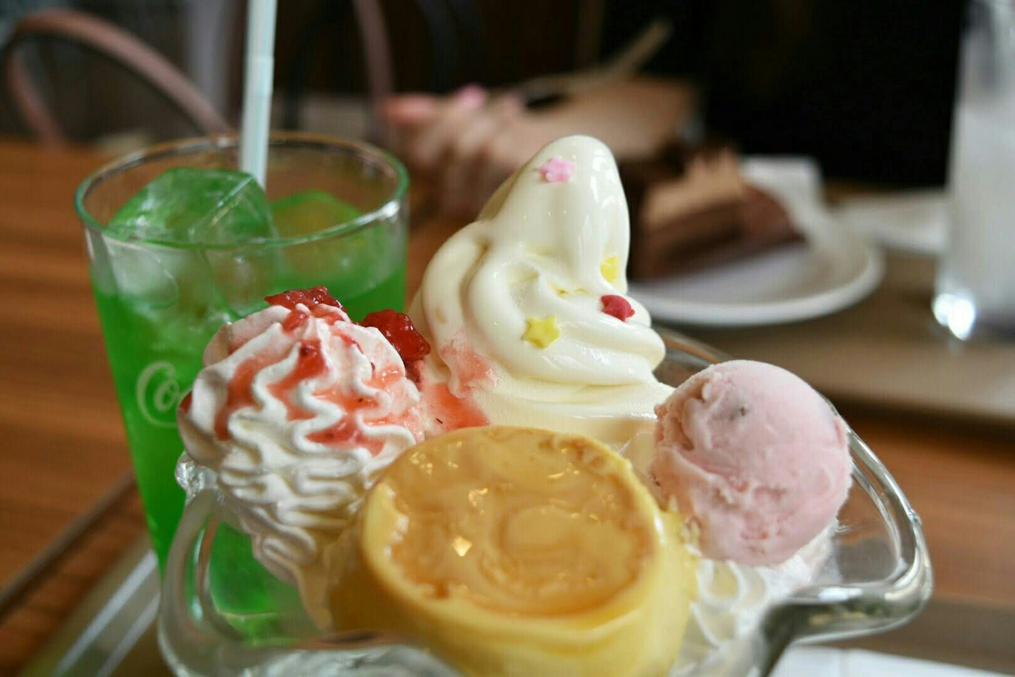 Crème glacée colorée et boisson verte servies dans un bol à dessert