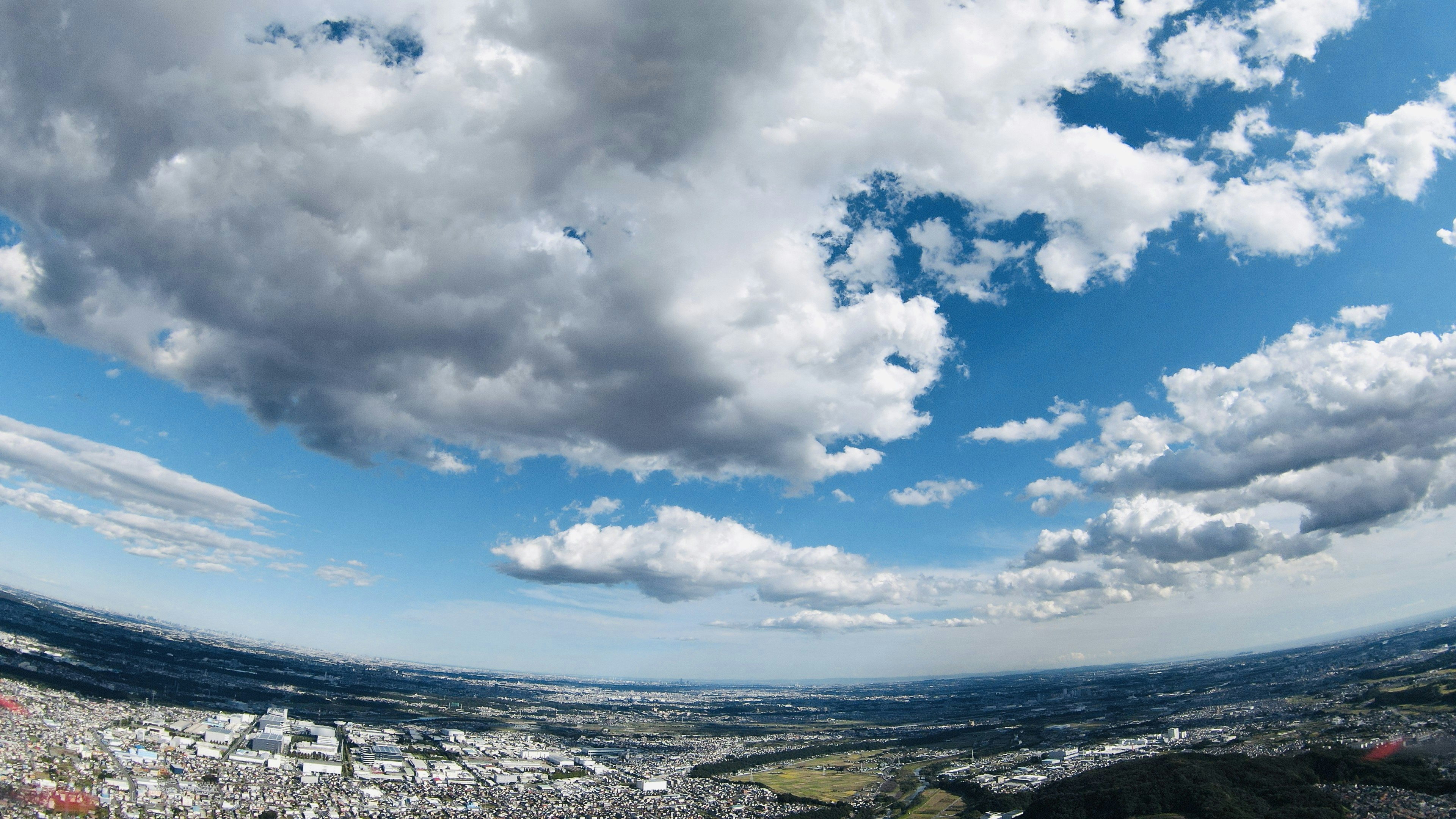 Pemandangan panorama langit biru dengan awan putih