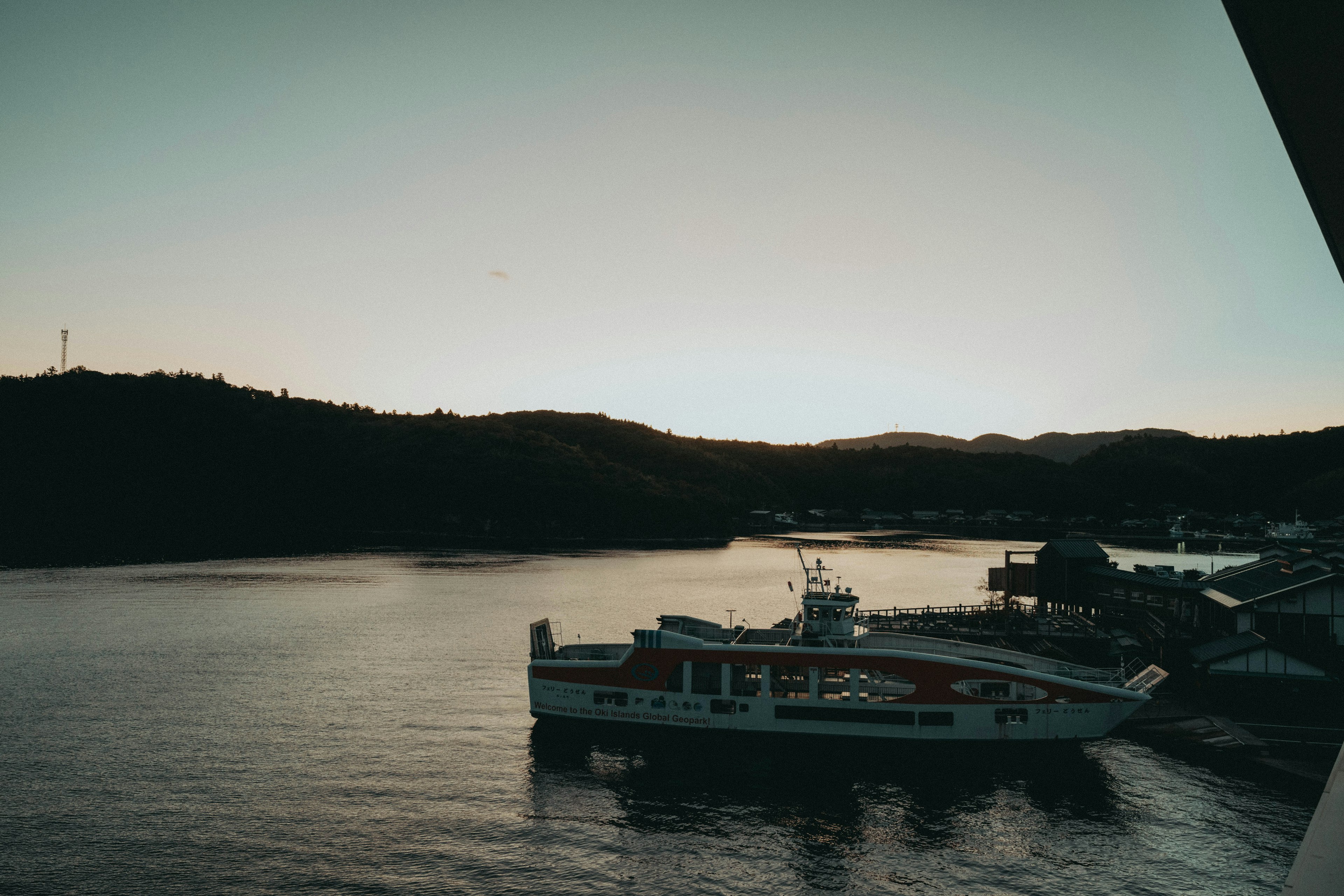 Eine ruhige Aussicht auf ein Fischerboot, das in einem stillen Hafen liegt