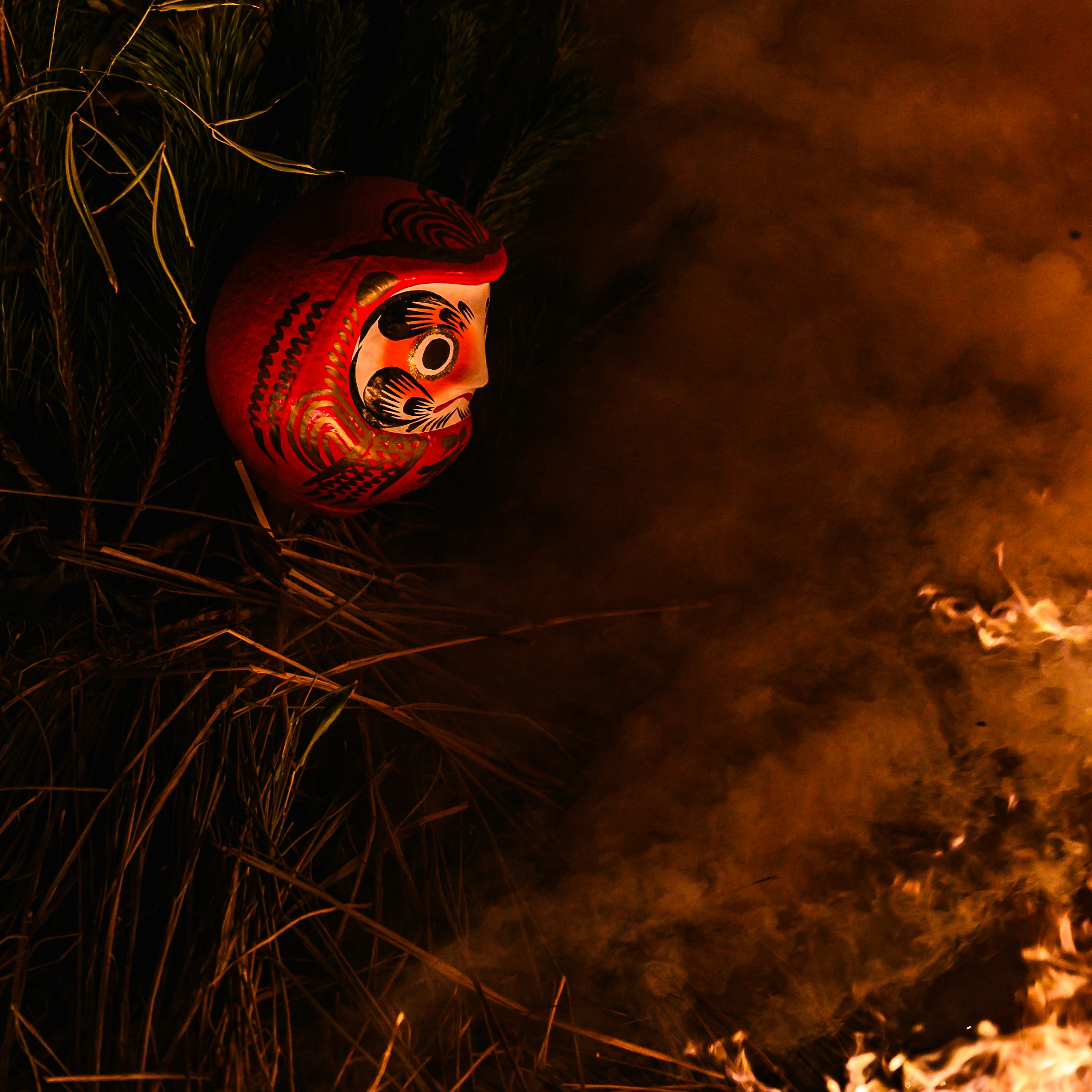 Un altavoz rojo parcialmente cubierto por humo