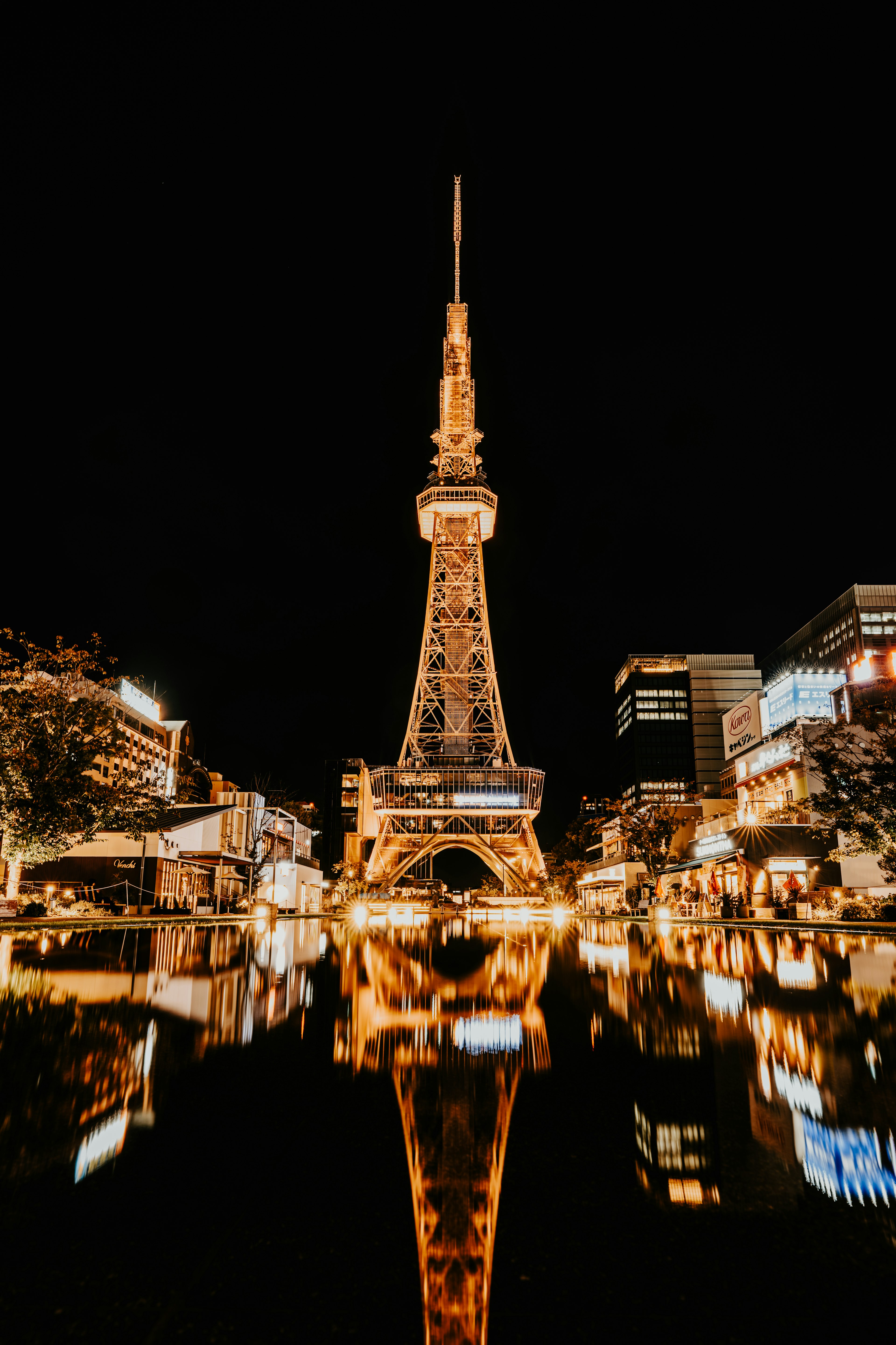 名古屋テレビ塔の夜景が水面に映る美しい光景