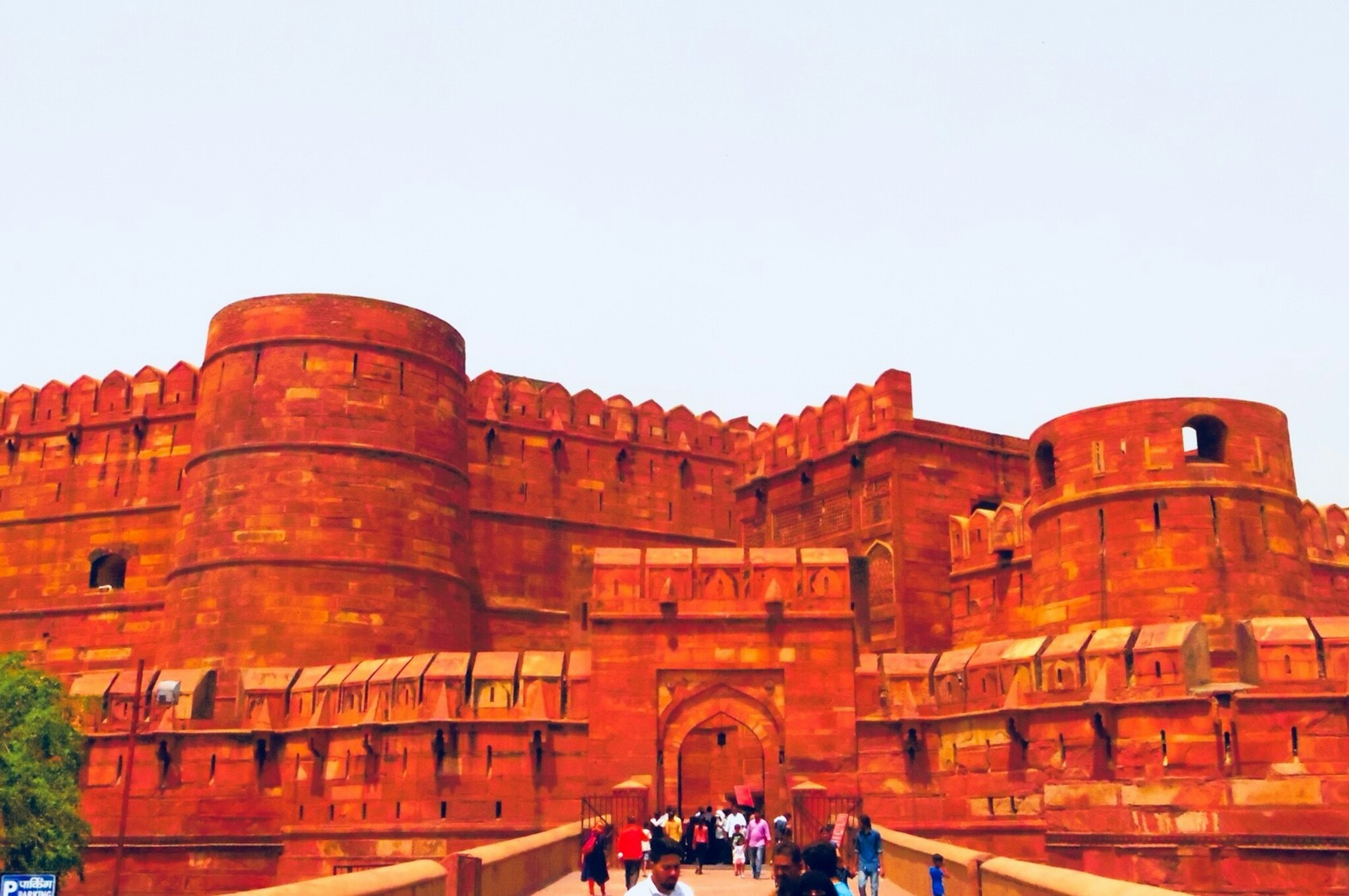 Alte Festung mit roten Mauern und Touristen in Agra