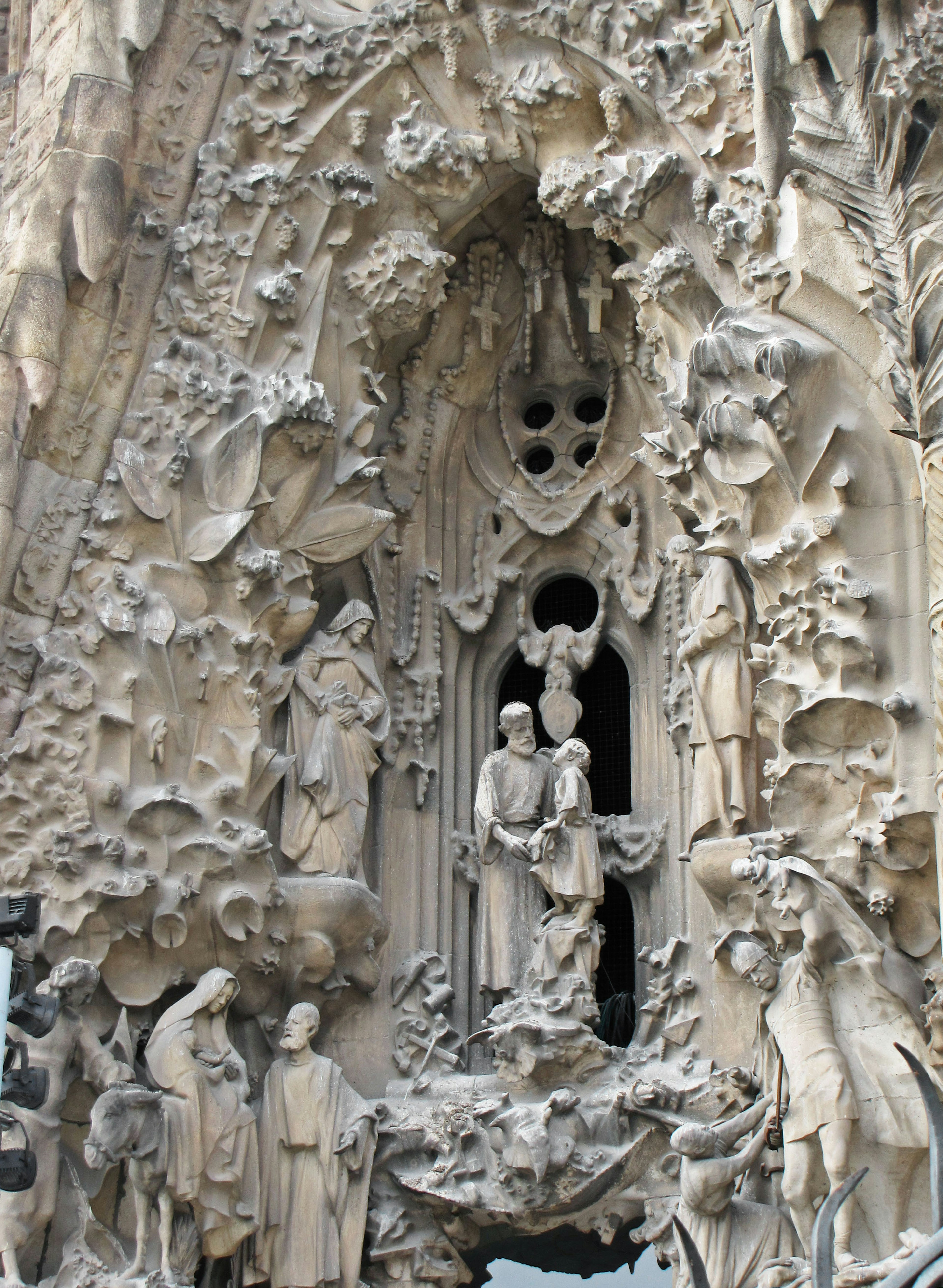 Patung rumit di fasad Sagrada Familia