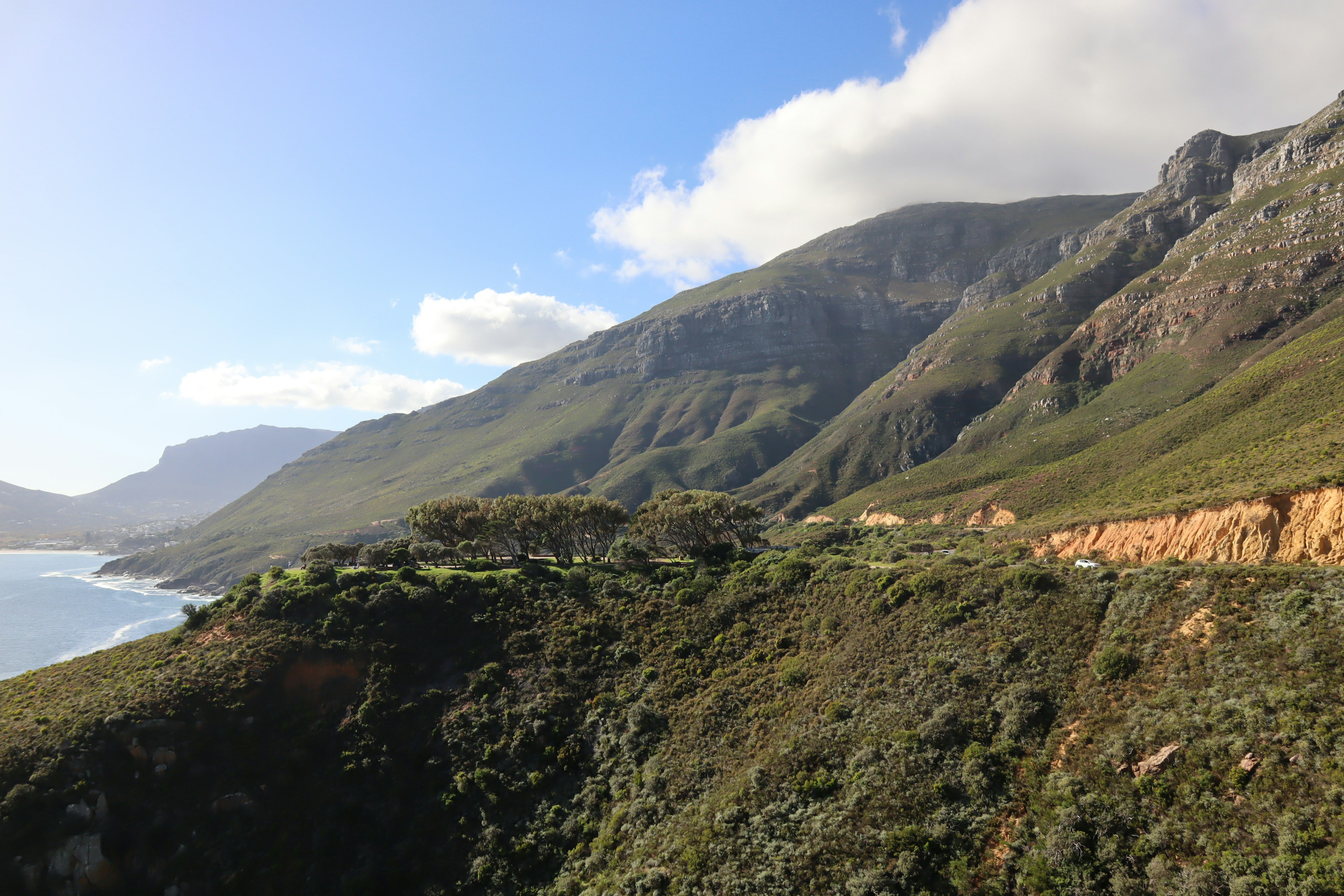 Vista escénica de montañas y costa con cielo azul