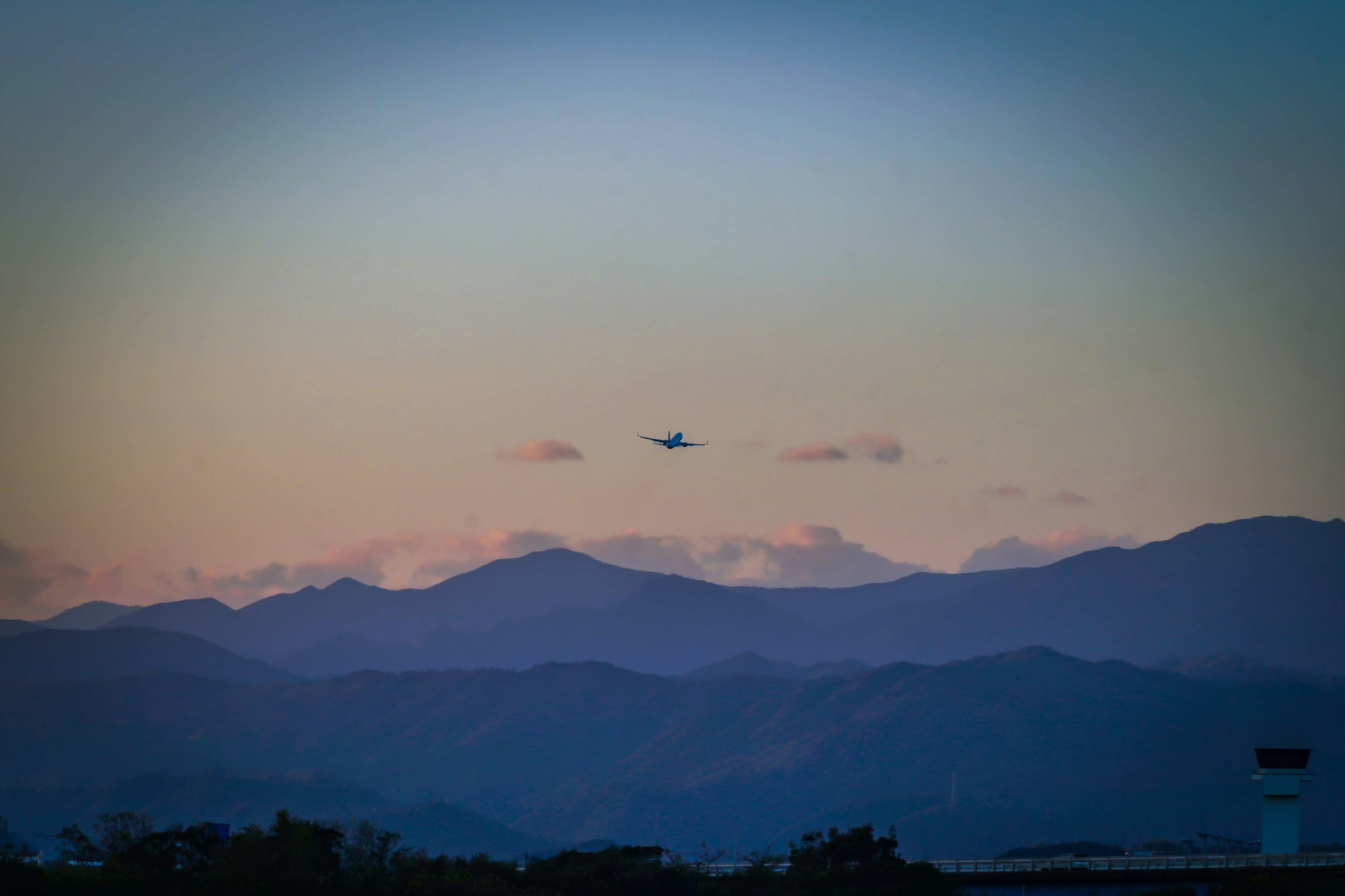 夕焼けの空に浮かぶ山々と雲が見える風景